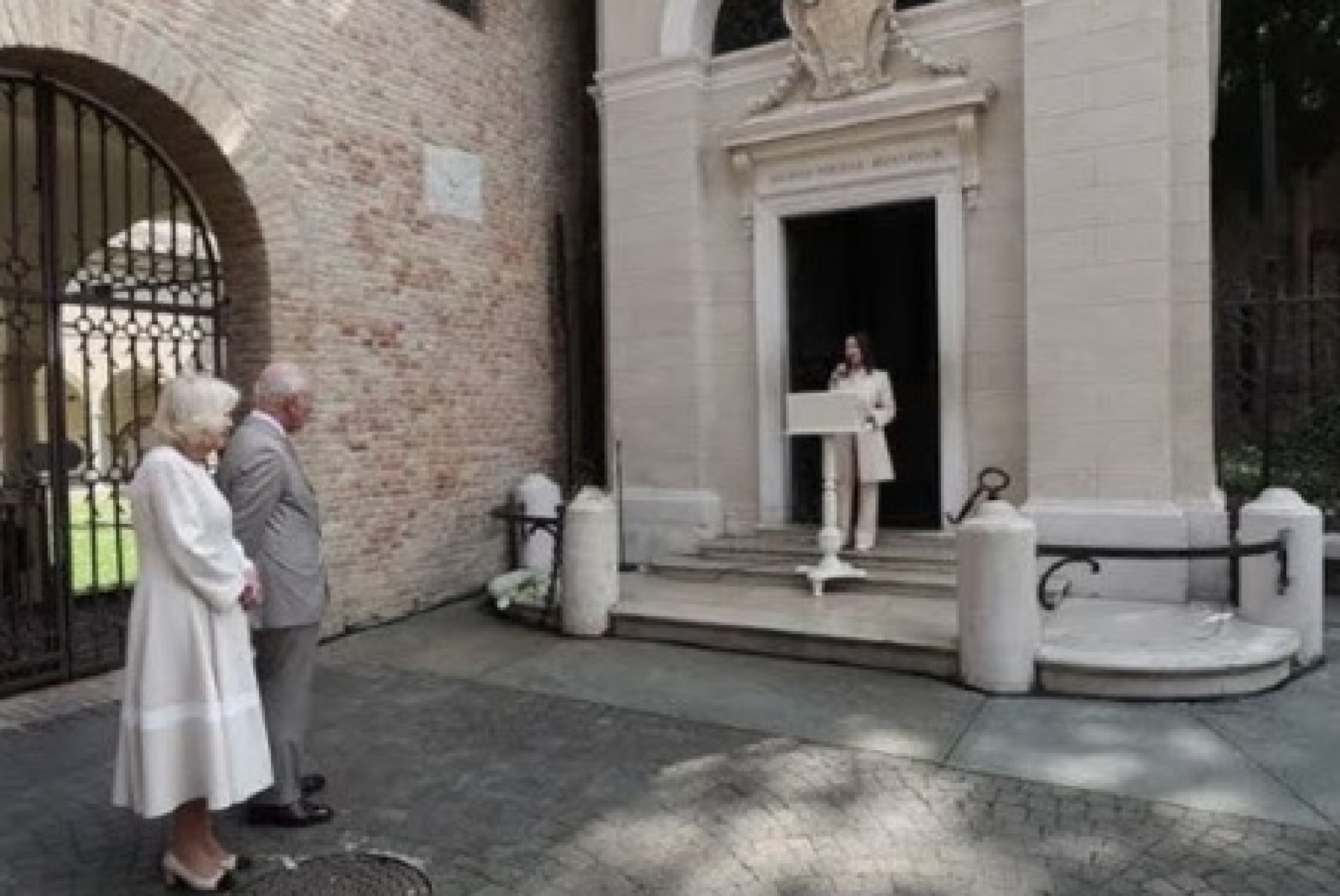 Re Carlo III e la regina Camilla in visita a Ravenna alla tomba di Dante