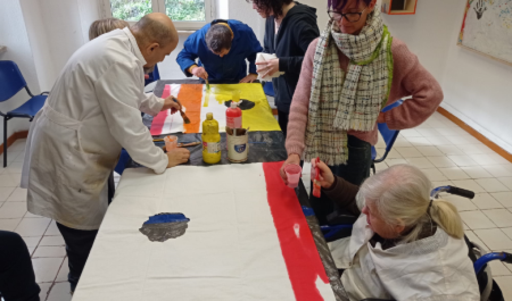 Uno dei laboratori in cui si èpreparato il "Carnevale di Sorrisopoli 2025", con il coinvolgimento di persone con disabilità