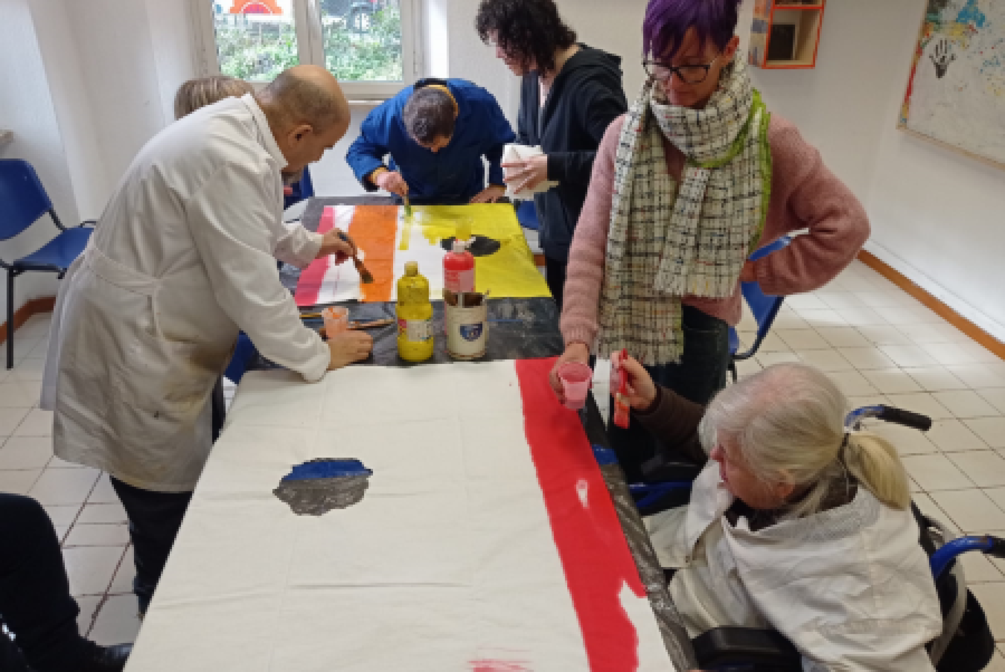 Uno dei laboratori in cui si èpreparato il "Carnevale di Sorrisopoli 2025", con il coinvolgimento di persone con disabilità