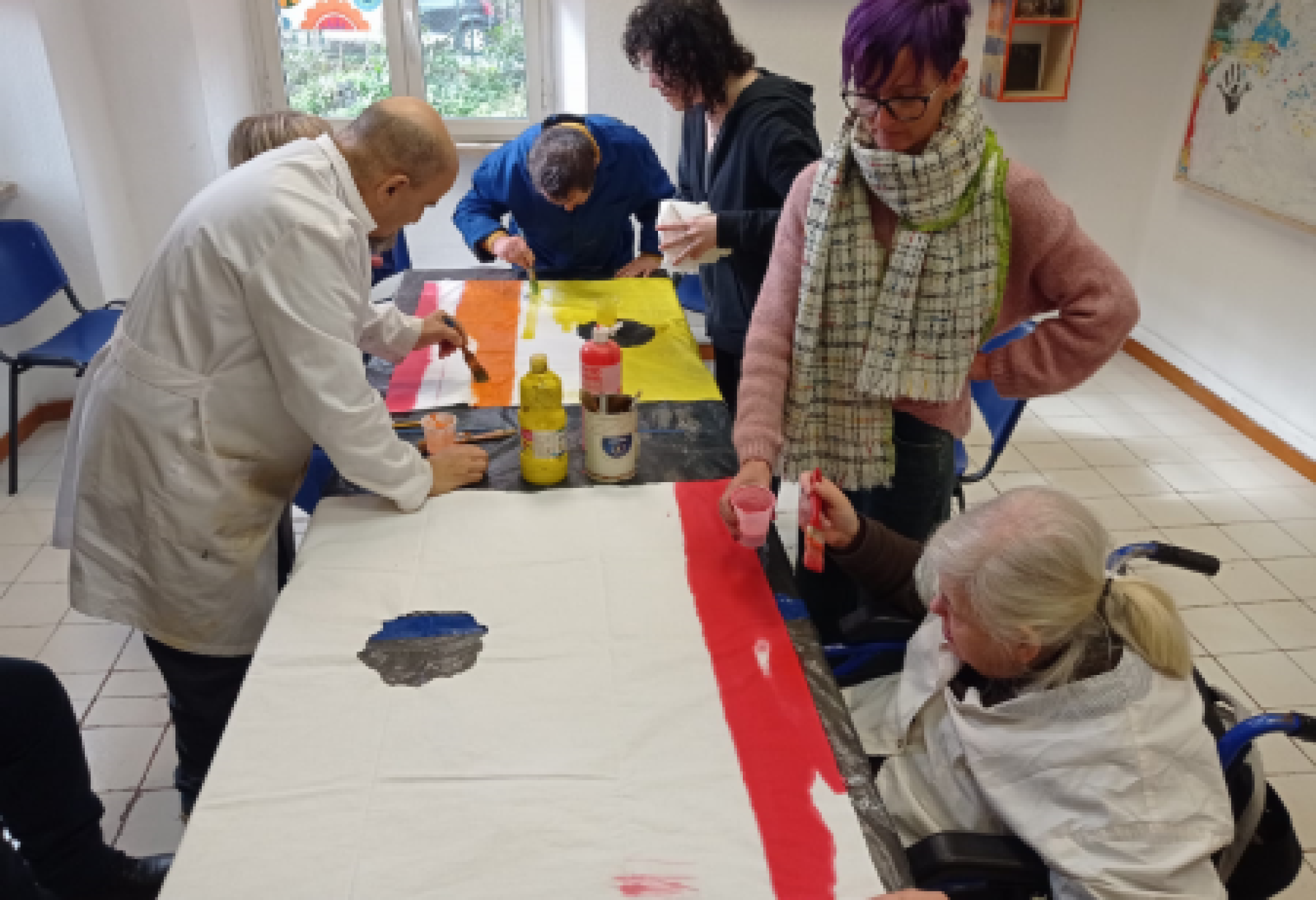 Uno dei laboratori in cui si èpreparato il "Carnevale di Sorrisopoli 2025", con il coinvolgimento di persone con disabilità