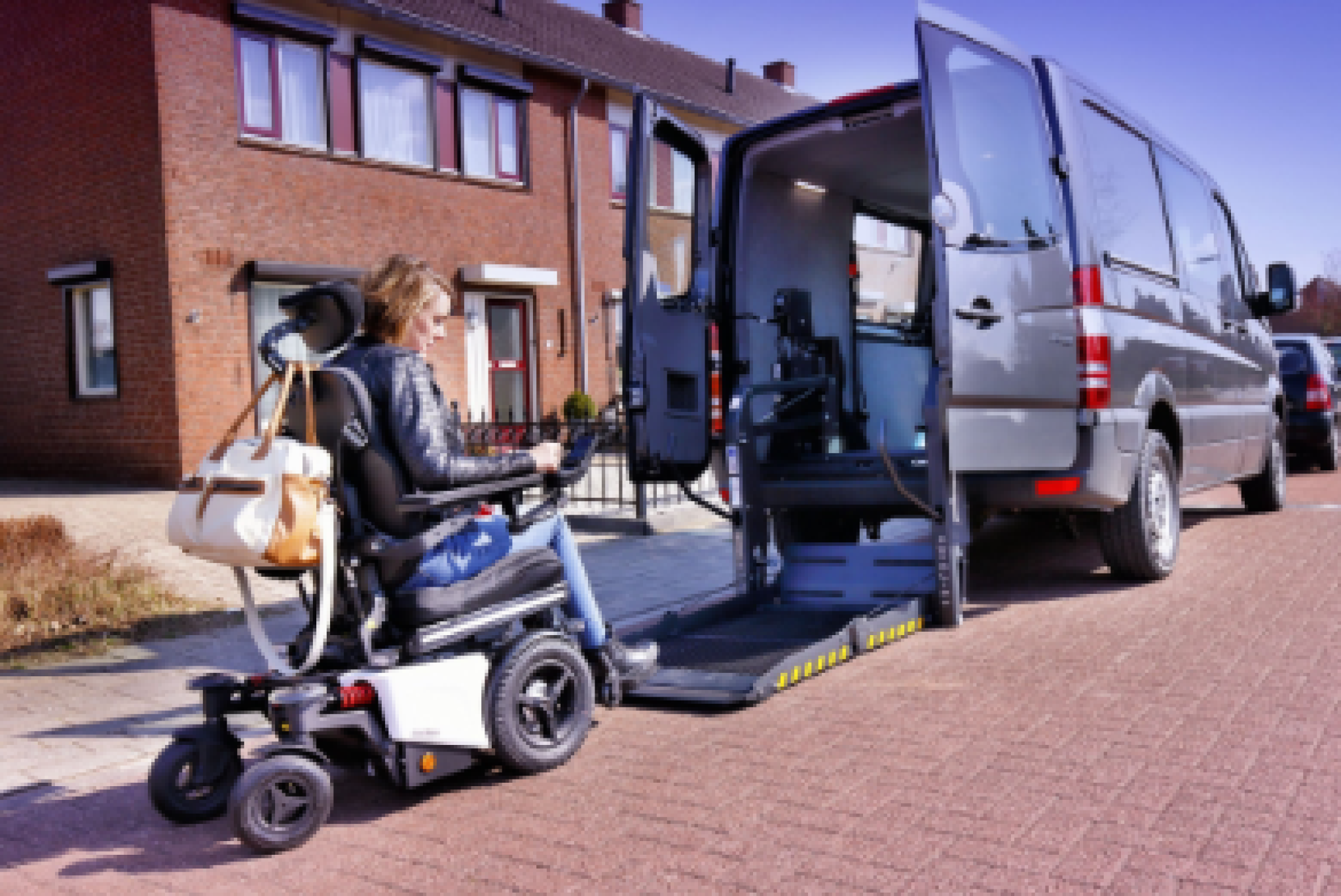 Una donna con disabilità sulla carrozzina elettronica verticalizzata cui fa riferimento la Sentenza del Tribunale di Napoli