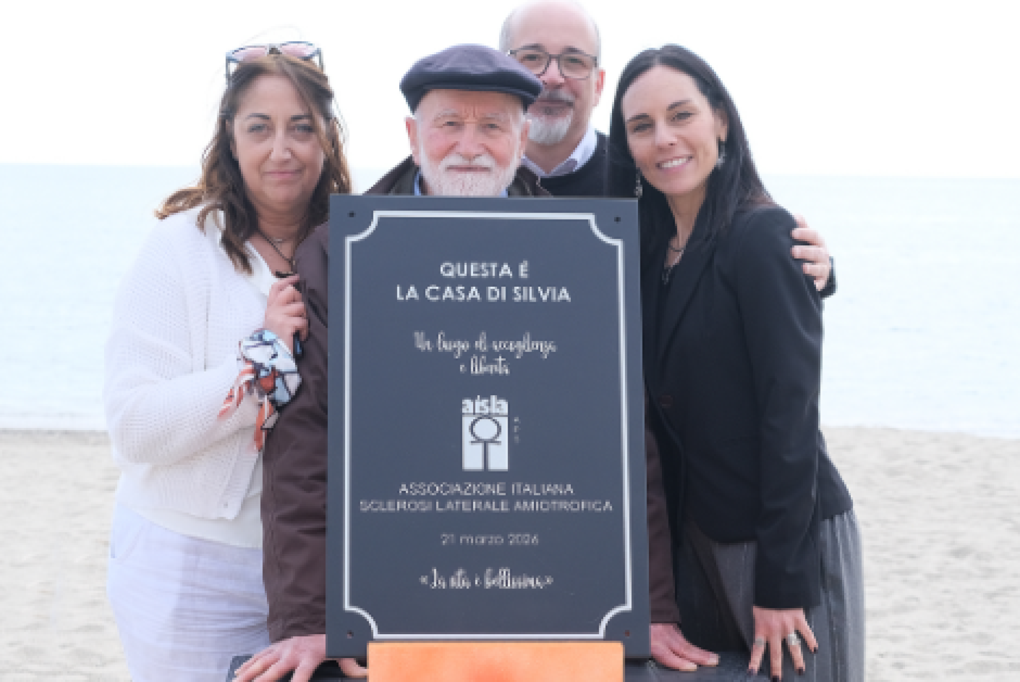 Da sinistra: Grazia Micarelli (direttrice generale dell'AISLA), Pino Codispoti (papà di Silvia), Stefano Zanoni (Affari Generali AISLA) e Silvia Anceeschi (Raccolta fondi AISLA) alla posa del primo mattone della "Casa di Silvia"