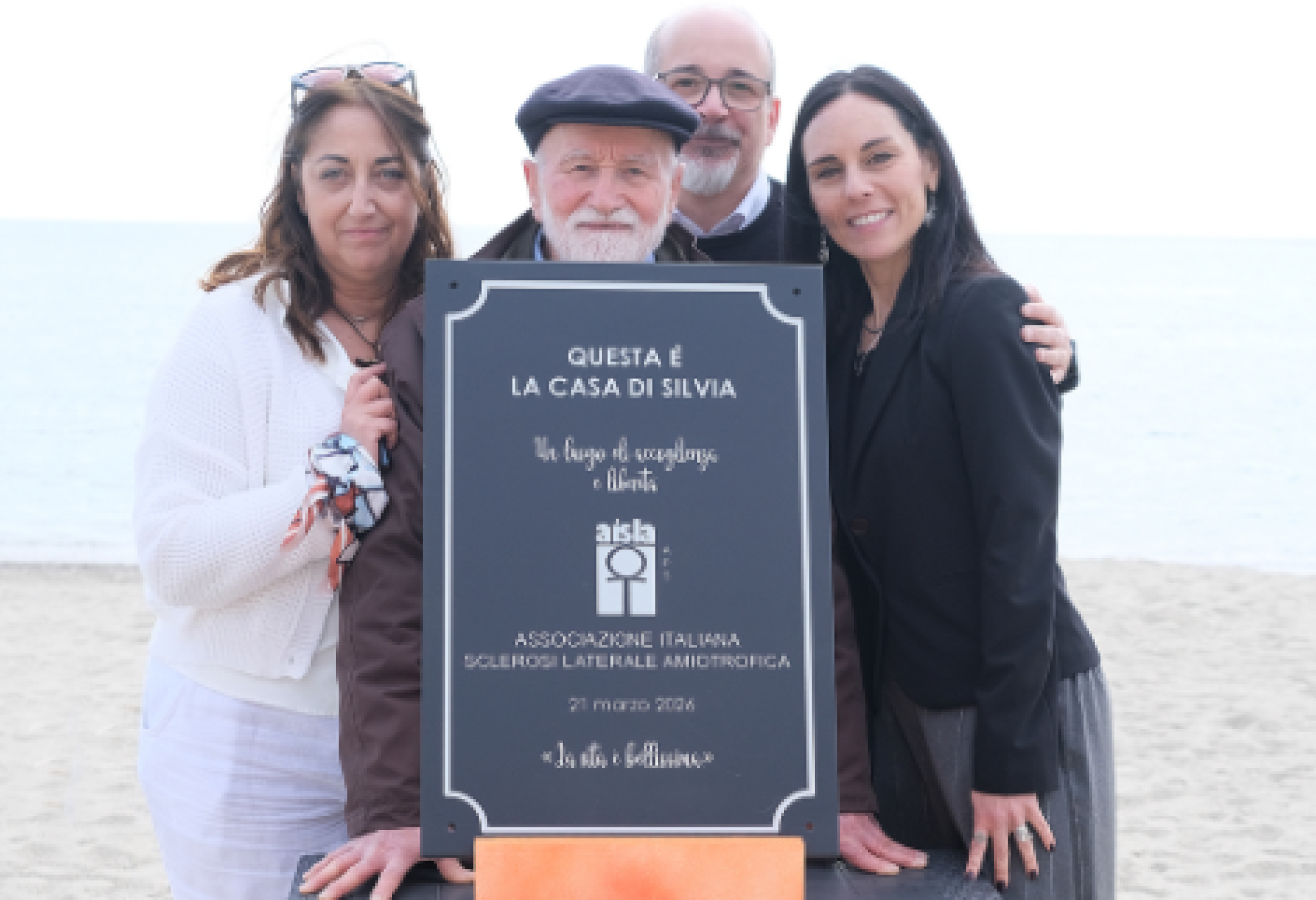 Da sinistra: Grazia Micarelli (direttrice generale dell'AISLA), Pino Codispoti (papà di Silvia), Stefano Zanoni (Affari Generali AISLA) e Silvia Anceeschi (Raccolta fondi AISLA) alla posa del primo mattone della "Casa di Silvia"