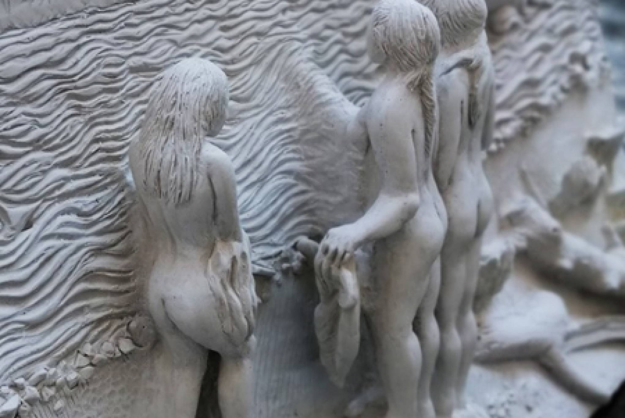 Particolare dell’altorilievo scultoreo realizzato dal Museo Tattile Statale Omero di Ancona che reinterpreta "Marina con figure" del 1953, opera di Alfredo Catarsini esposta nella mostra di Montecatini Terme. L'altorilievo sarà al centro del laboratorio esperienziale del 31 gennaio