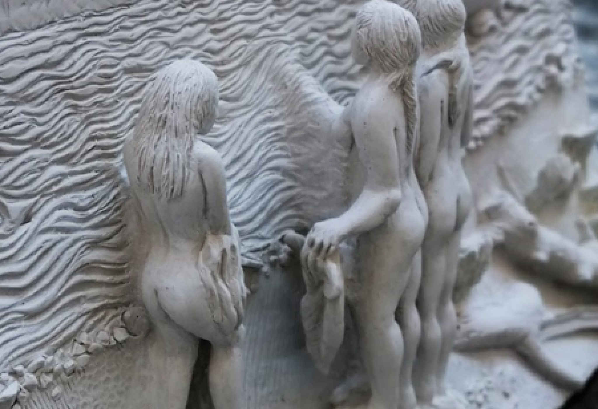 Particolare dell’altorilievo scultoreo realizzato dal Museo Tattile Statale Omero di Ancona che reinterpreta "Marina con figure" del 1953, opera di Alfredo Catarsini esposta nella mostra di Montecatini Terme. L'altorilievo sarà al centro del laboratorio esperienziale del 31 gennaio