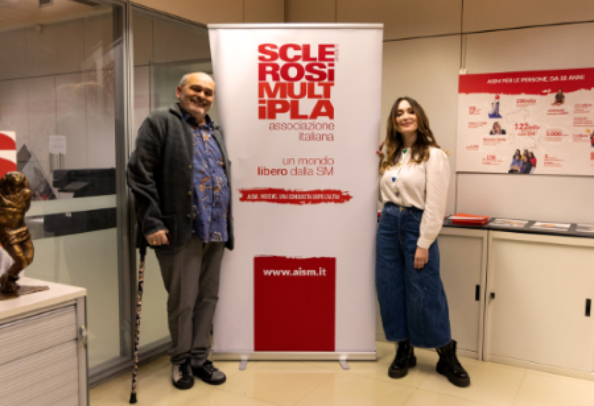L'attrice e scrittrice Chiara Francini nella sede dell'AISM a Genova, insieme al presidente nazionale dell'Associazione Francesco Vacca