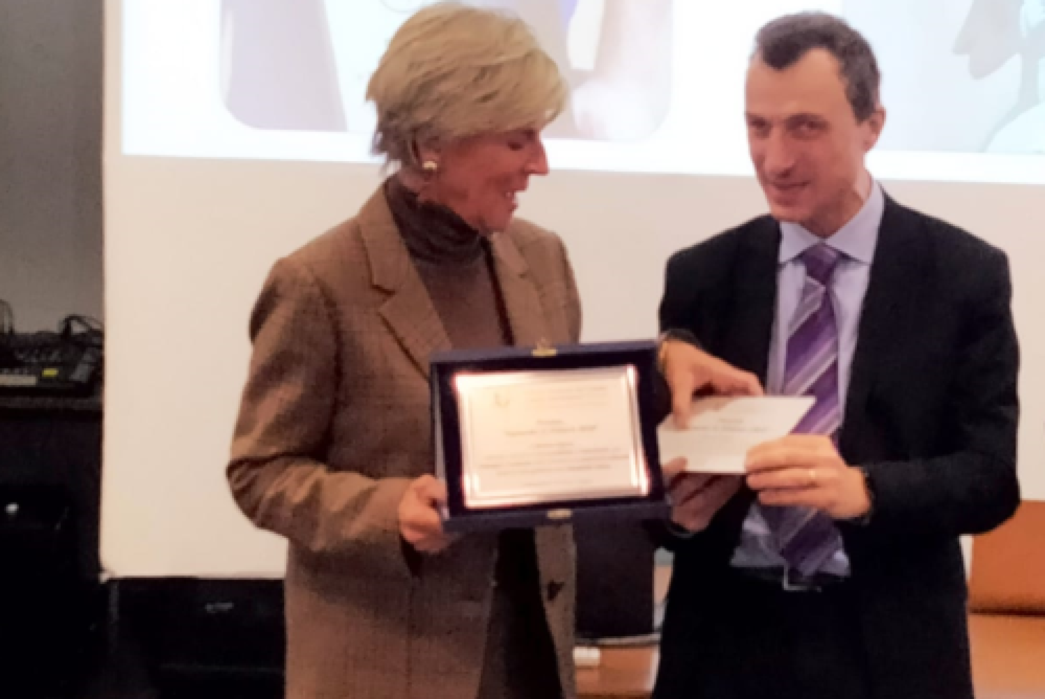 Il presidente dell'UICI Piemonte Franco Lepore consegna il premio "Sguardo in rilievo 2025" a Evelina Christillin, presidente della Fondazione Museo Egizio 