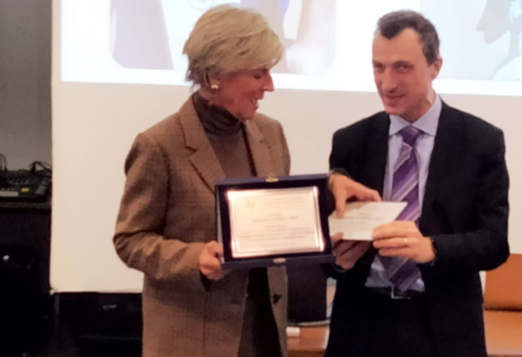 Il presidente dell'UICI Piemonte Franco Lepore consegna il premio "Sguardo in rilievo 2025" a Evelina Christillin, presidente della Fondazione Museo Egizio 