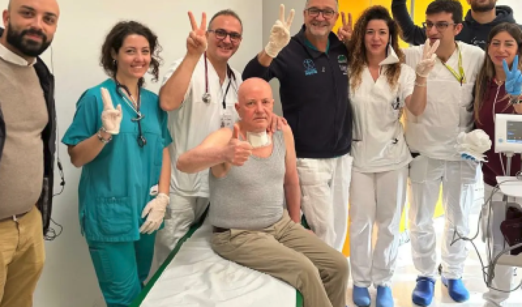 Aniello Colasante, sul lettino dell'ambulatorio, circondato dallo staff del Centro NeMO Napoli, Scopri la storia di Aniello Colasante, è l'ingegnere che ha riconquistato autonomia grazie al trattamento multidisciplinare presso il Centro stesso