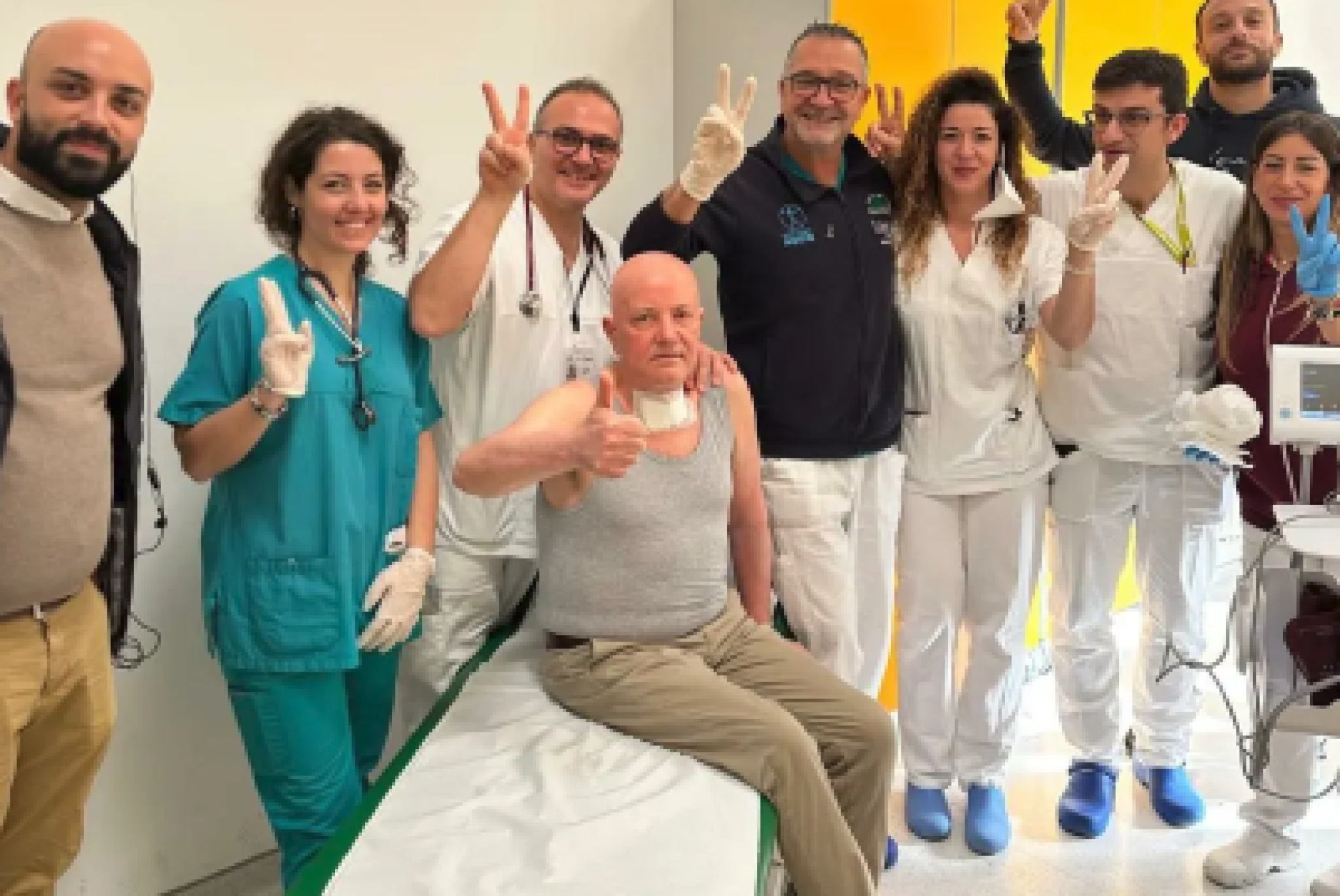 Aniello Colasante, sul lettino dell'ambulatorio, circondato dallo staff del Centro NeMO Napoli, Scopri la storia di Aniello Colasante, è l'ingegnere che ha riconquistato autonomia grazie al trattamento multidisciplinare presso il Centro stesso
