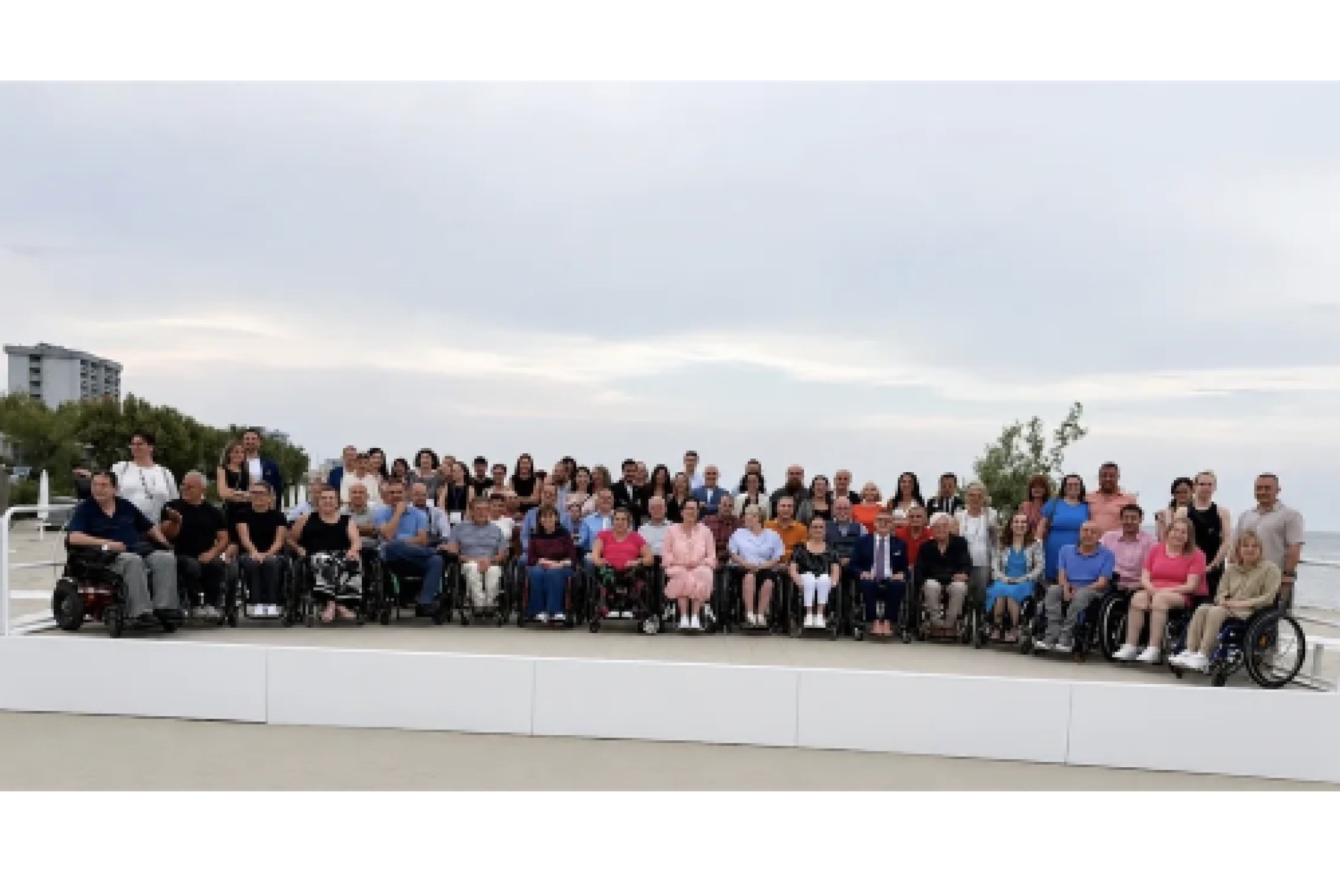 Una bella foto di gruppo di numerosi partecipanti al Congresso Internazionale di Comacchio