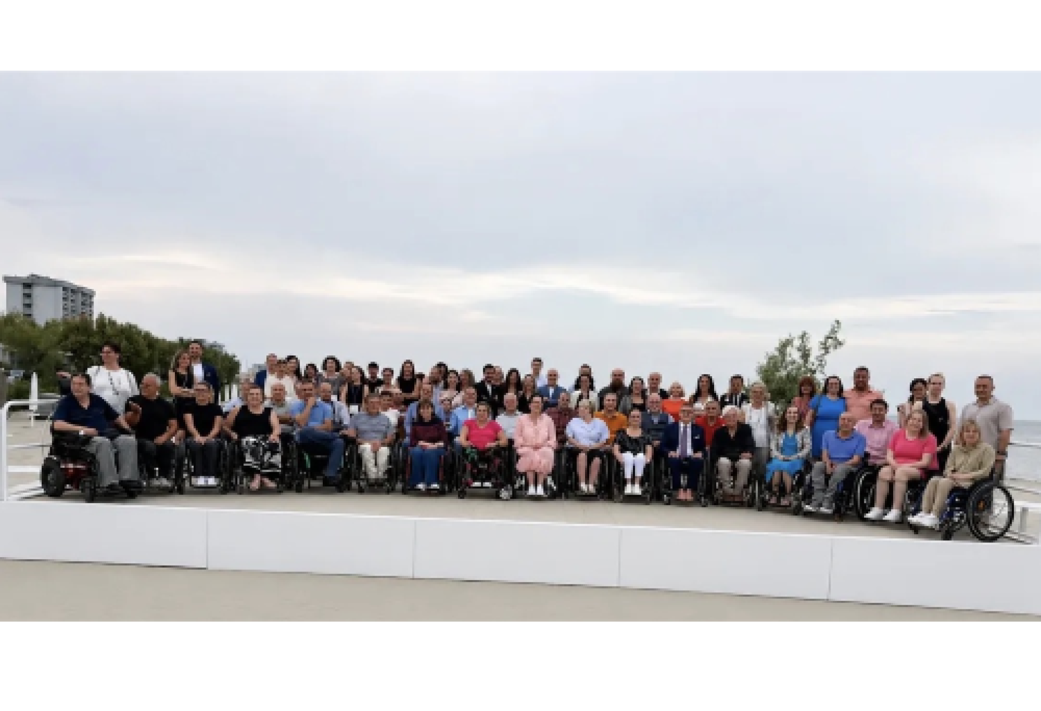 Una bella foto di gruppo di numerosi partecipanti al Congresso Internazionale di Comacchio