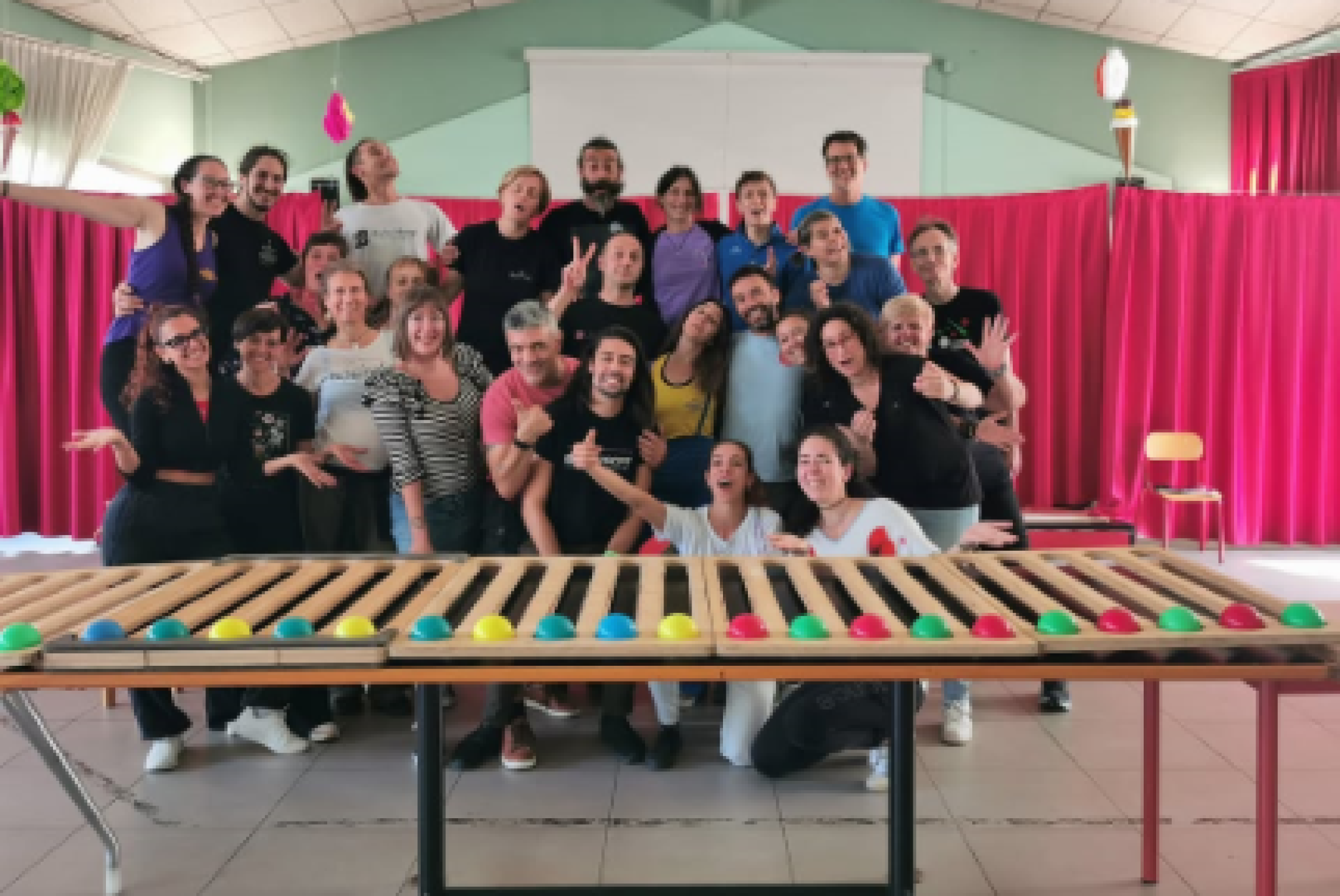 La "comunità" di Francesco Boni. In primo piano il "juggleboard"