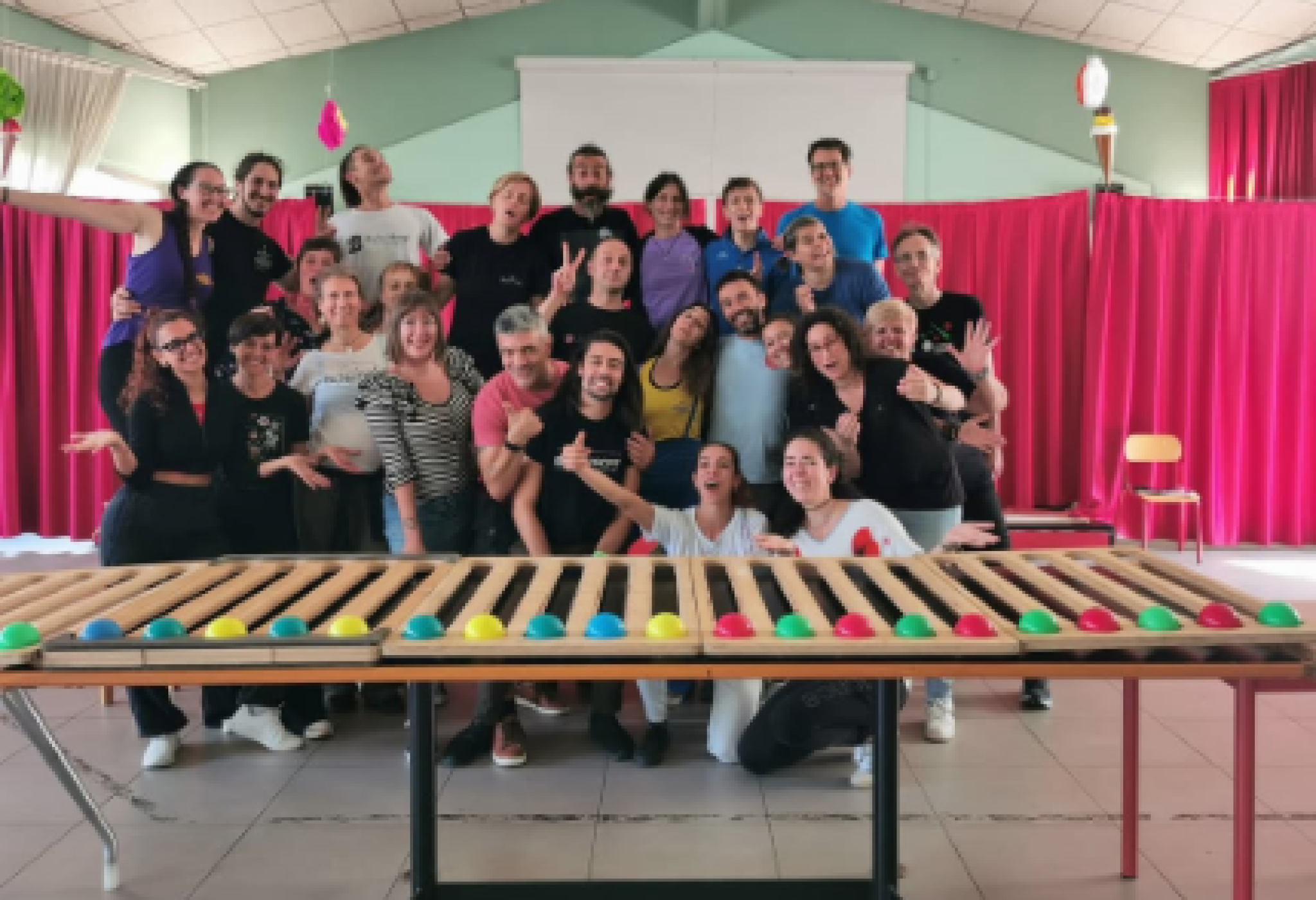 La "comunità" di Francesco Boni. In primo piano il "juggleboard"