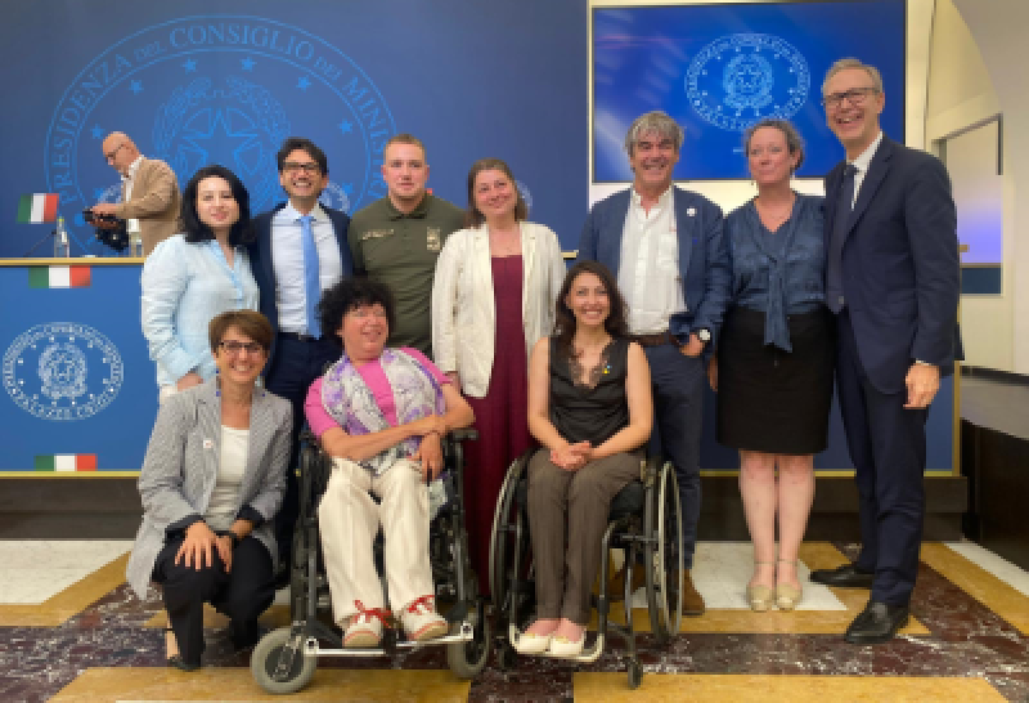 Foto di gruppo per persone con e senza disabilità alla quarta Conferenza per la ricostruzione dell’Ucraina tenutasi a Roma. In primo piano (seconda da sinistra), Gunta Anča, vicepresidente del Forum Europeo sulla Disabilità
