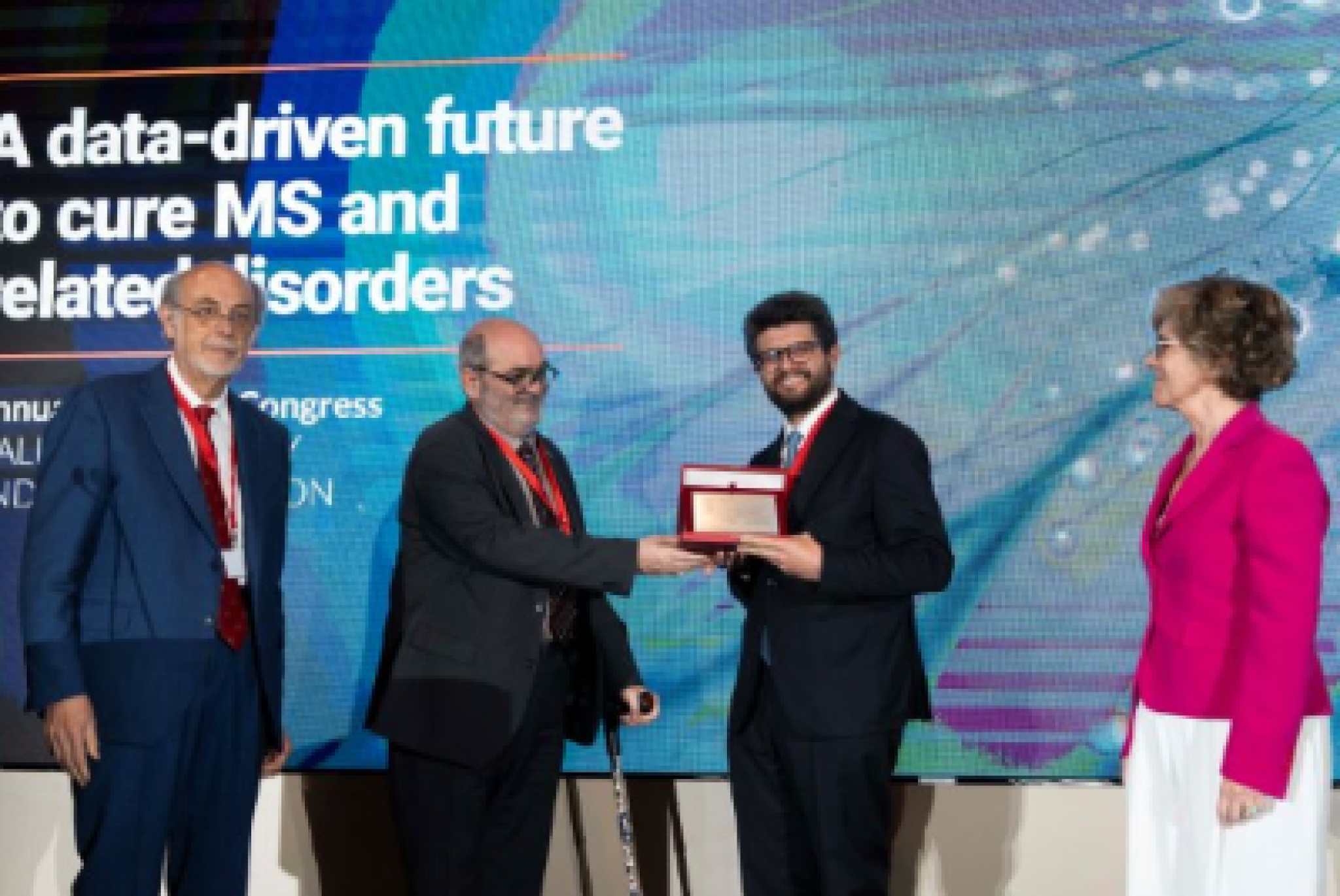 Francesco Vacca, presidente dell'AISM, consegna il "Premio Rita Levi Montalcini 2025" a Pietro Iaffaldano, alla presenza anche di Mario Alberto Battaglia e Paola Zaratin, rispettivamente presidente e direttrice scientifica della FISM (Fondazione Italiana Sclerosi Multipla)