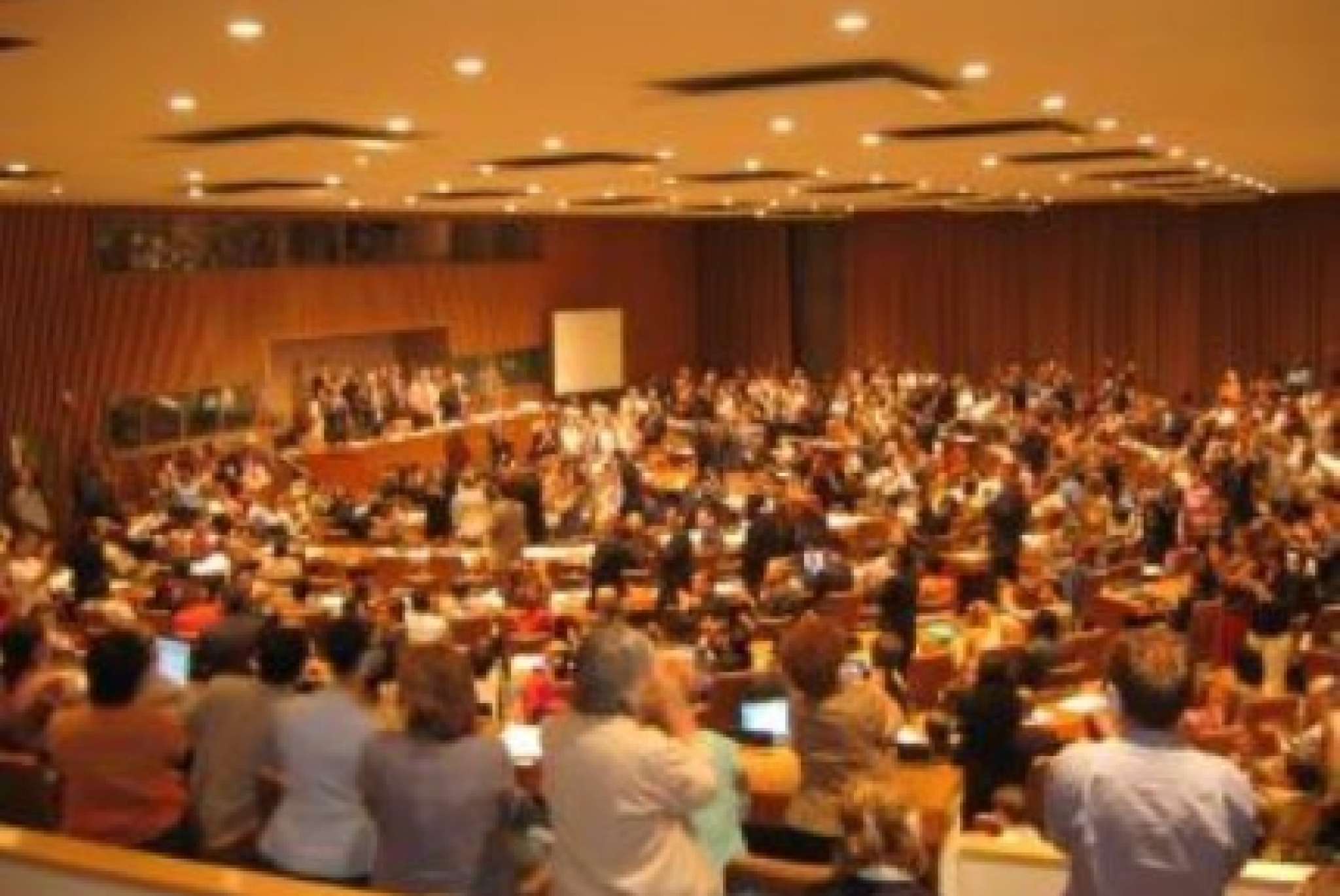 2006: un lungo applauso accolse a New York, presso l’Assemblea Generale delle Nazioni Unite, l’approvazione della Convenzione ONU sui Diritti delle Persone con Disabilità, punto di riferimento imprescindibile, che ha sancito il diritto delle persone con disabilità a scegliere dove e con chi vivere come fondamento di una società realmente inclusiva
