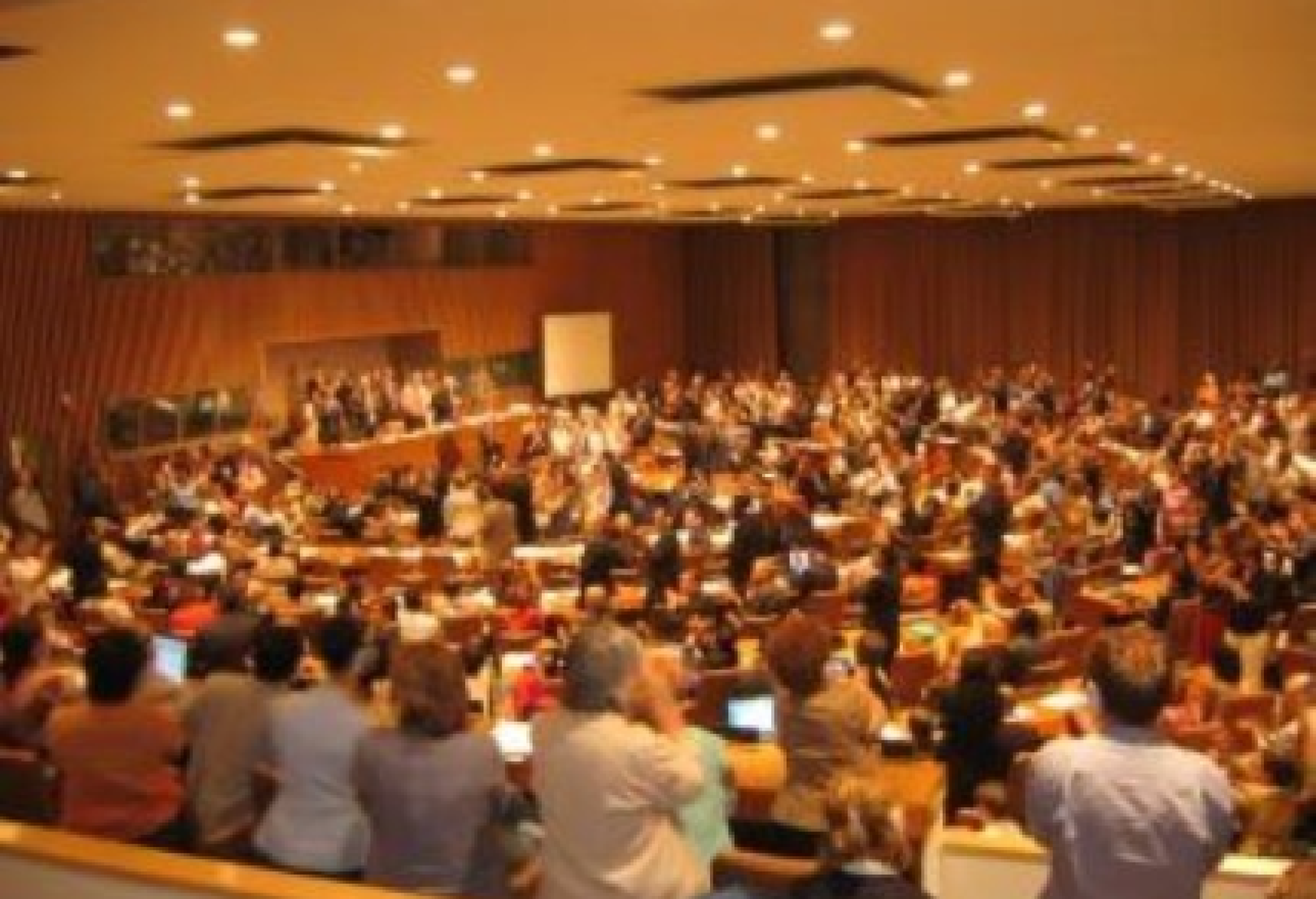 2006: un lungo applauso accolse a New York, presso l’Assemblea Generale delle Nazioni Unite, l’approvazione della Convenzione ONU sui Diritti delle Persone con Disabilità, punto di riferimento imprescindibile, che ha sancito il diritto delle persone con disabilità a scegliere dove e con chi vivere come fondamento di una società realmente inclusiva
