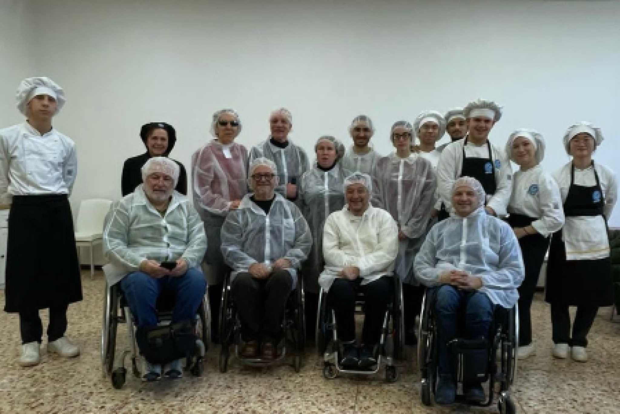 Foto di gruuppo per l'avvio del corso di Ferrara "Cucina senza barriere"