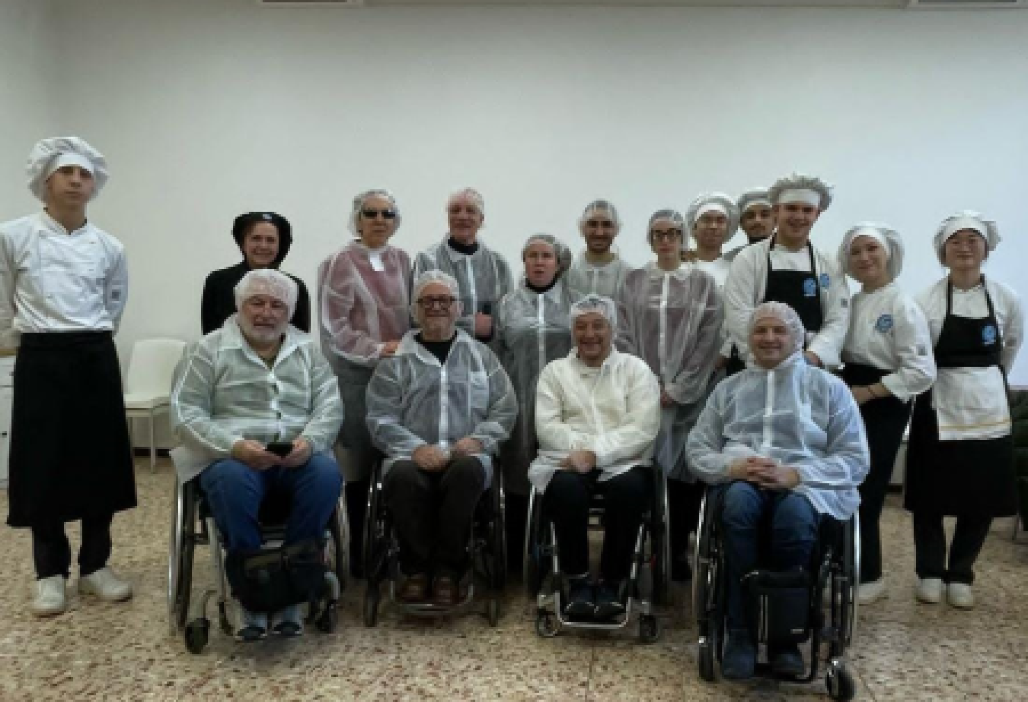Foto di gruuppo per l'avvio del corso di Ferrara "Cucina senza barriere"
