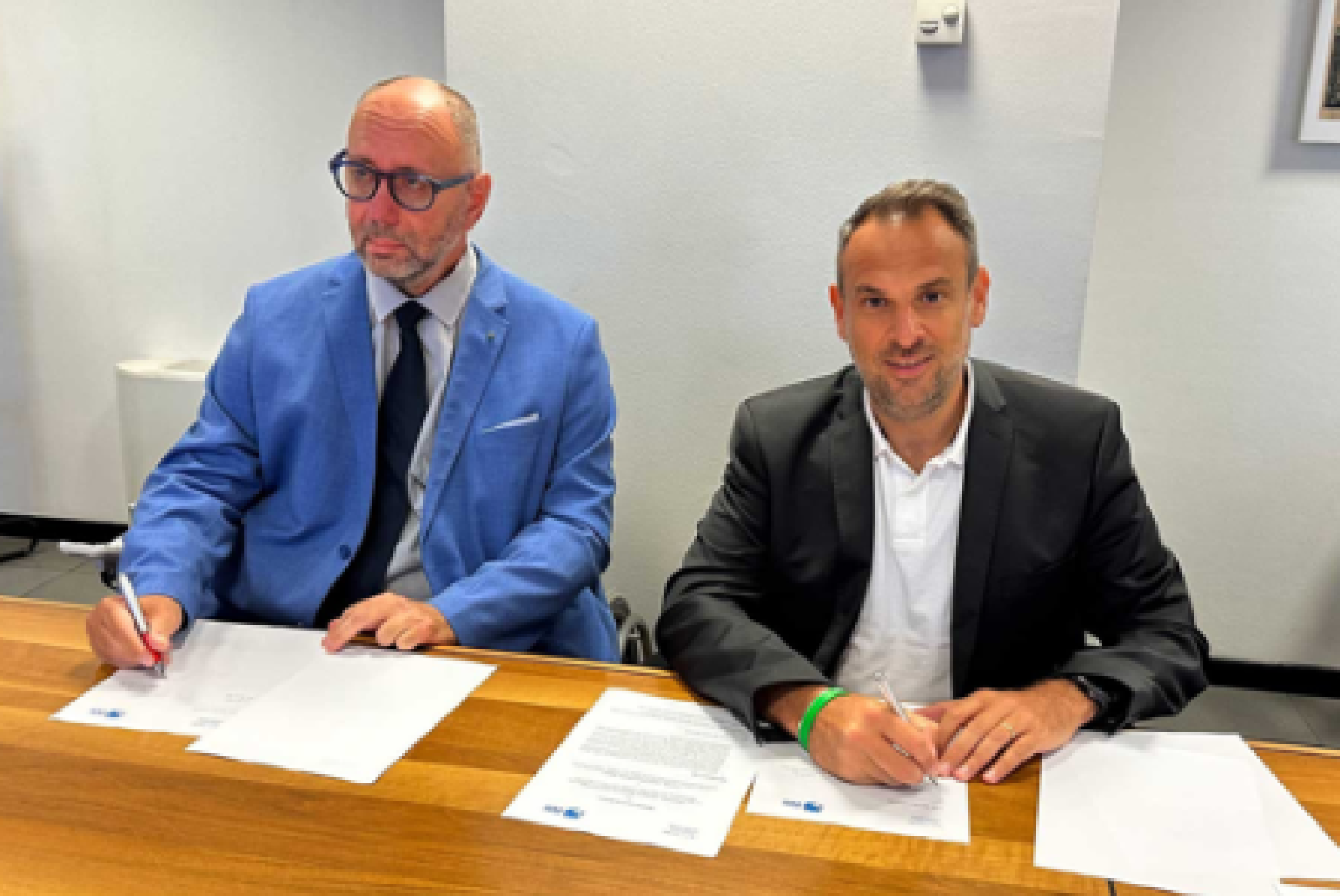 Rodolfo Dalla Mora (a sinistra), presidente della SIDIMA e Mario Conte, presidente dell'ANCI Veneto, sottoscrivono il protocollo d'intesa tra le proprie organizzazioni