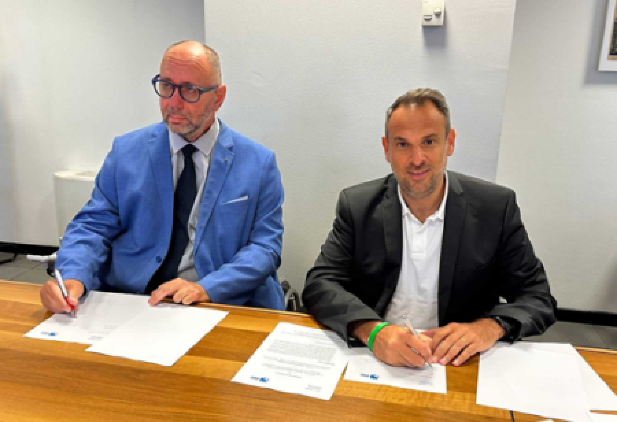Rodolfo Dalla Mora (a sinistra), presidente della SIDIMA e Mario Conte, presidente dell'ANCI Veneto, sottoscrivono il protocollo d'intesa tra le proprie organizzazioni