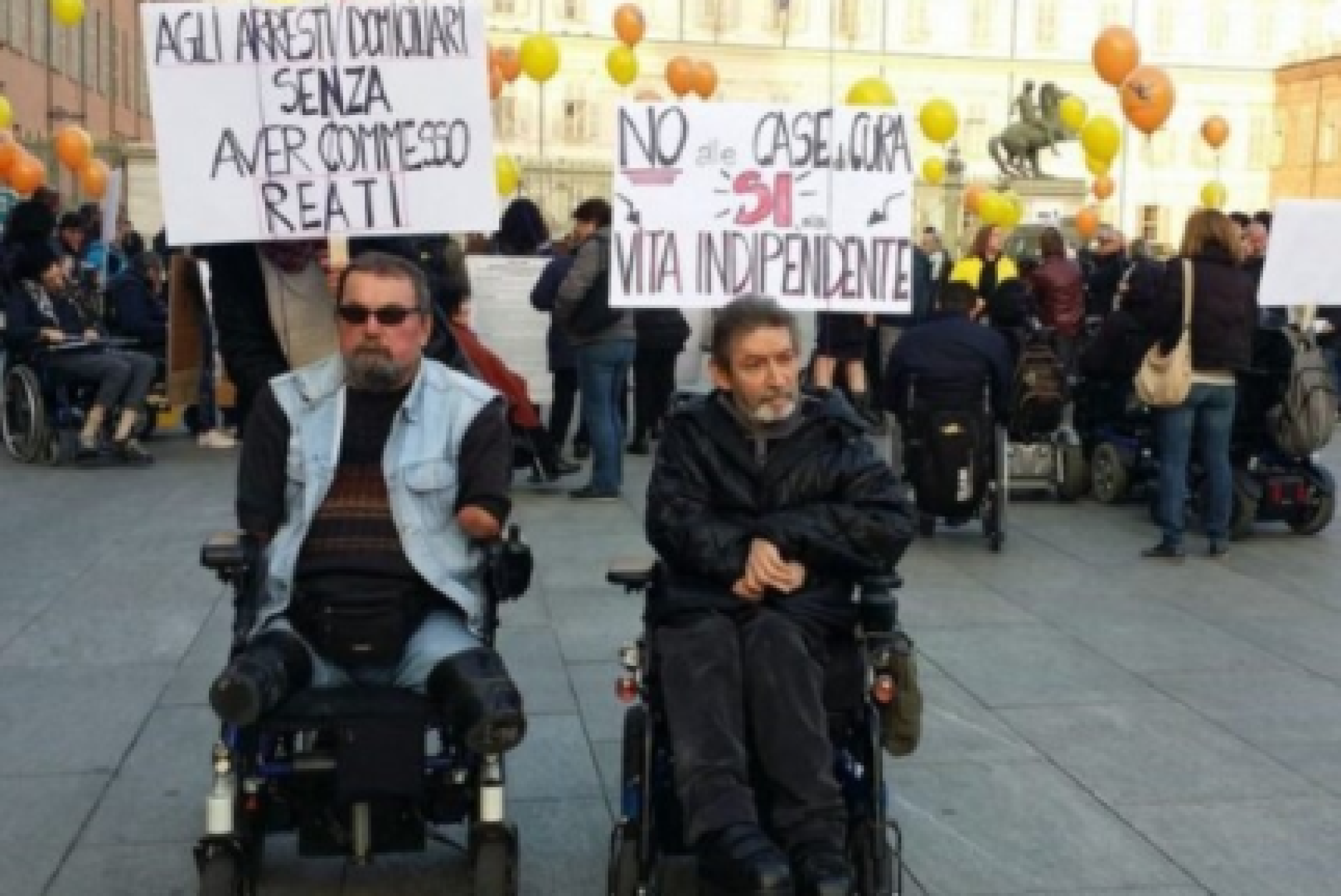Da sinistra Piero Defilippi (1957-2021) e Roberto Tarditi (1945-2021), a una manifestazione per il diritto alla vita indipendente (fonte dell'immagine: sito di «la Repubblica»)