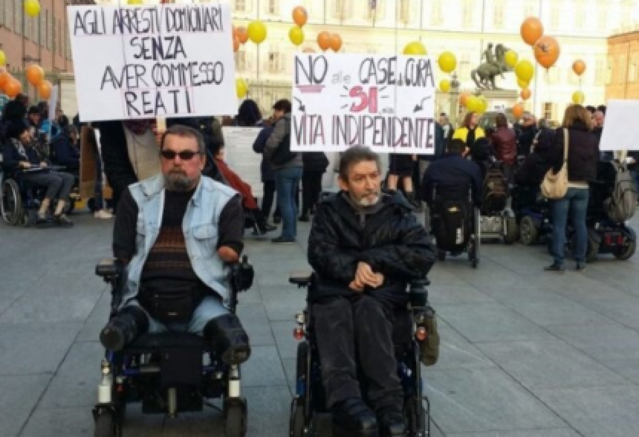 Da sinistra Piero Defilippi (1957-2021) e Roberto Tarditi (1945-2021), a una manifestazione per il diritto alla vita indipendente (fonte dell'immagine: sito di «la Repubblica»)