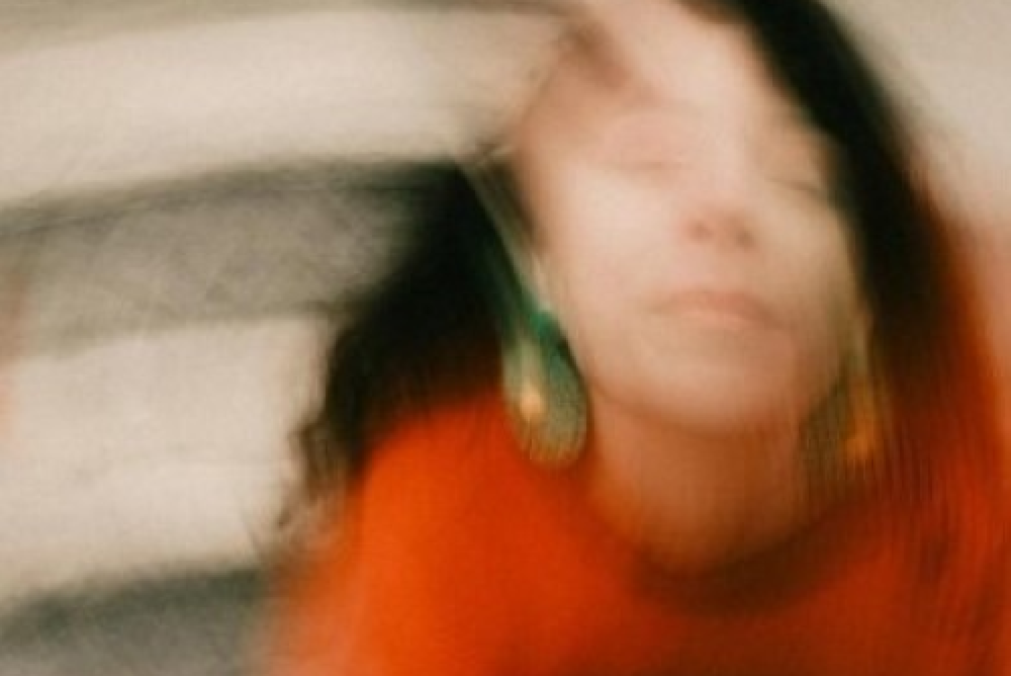 Particolare di ritratto artistico sfocato di una donna, con effetto movimento, di Mert Coşkun (su Pexels)