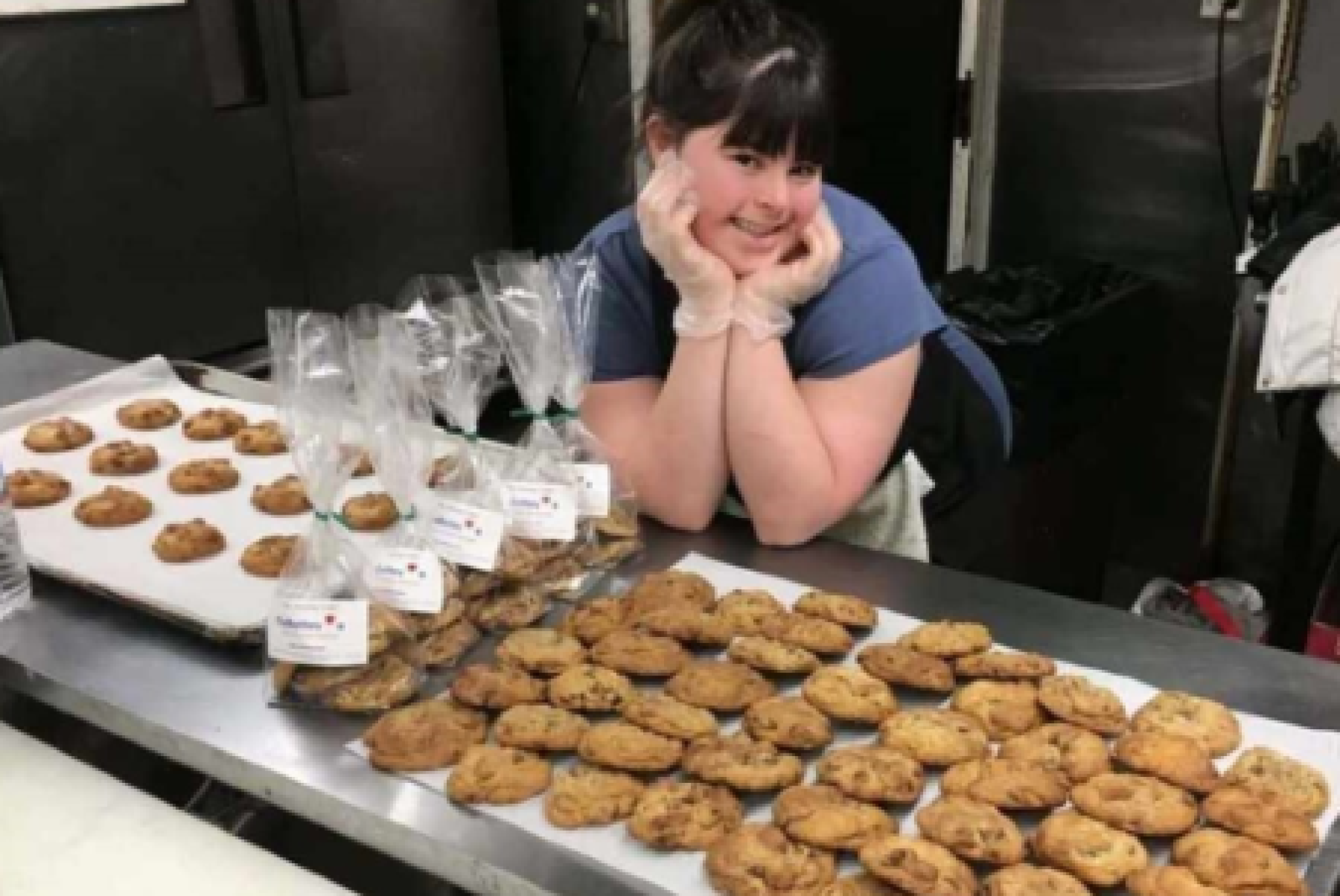 Collette Divitto davanti ai suoi biscotti