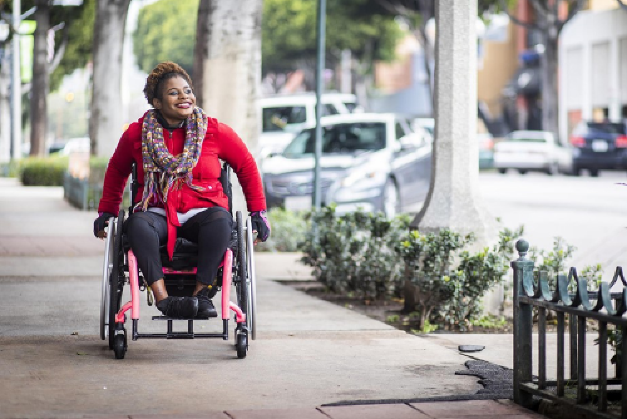 Una donna con disabilità di origine straniera
