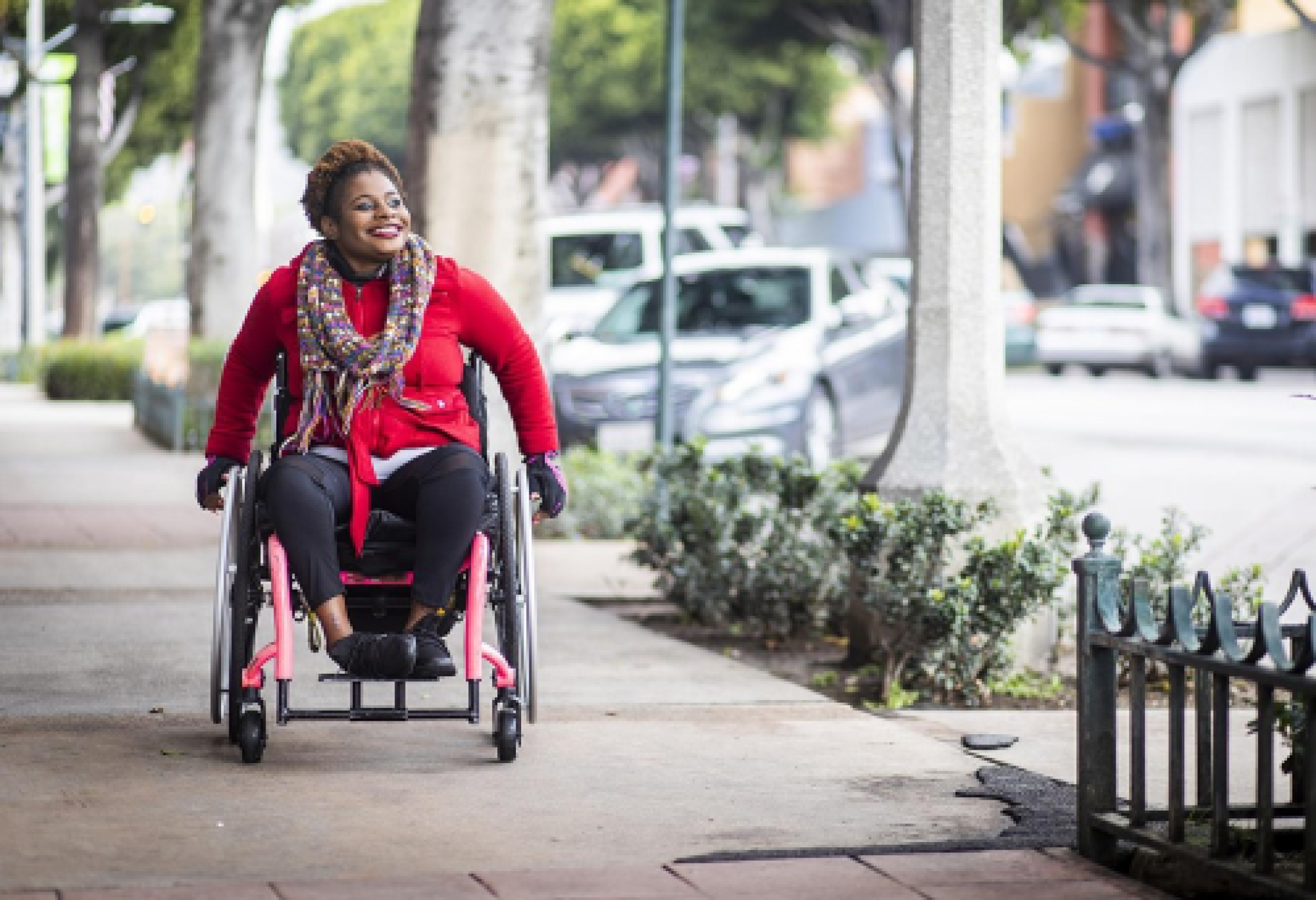 Una donna con disabilità di origine straniera