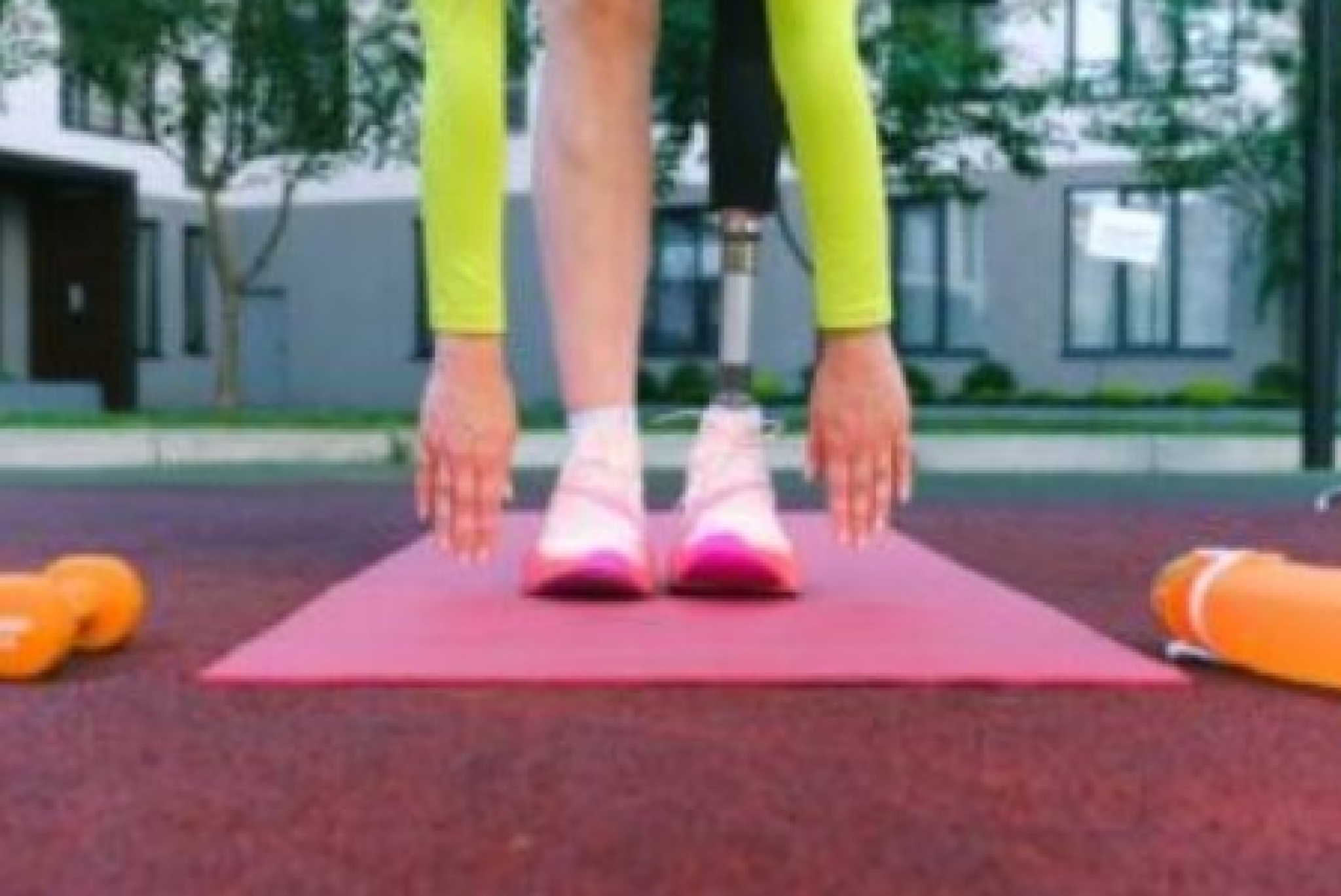 Particolare di una donna con la protesi ad una gamba che fa sport (foto di Anna Shvets su Pexels)