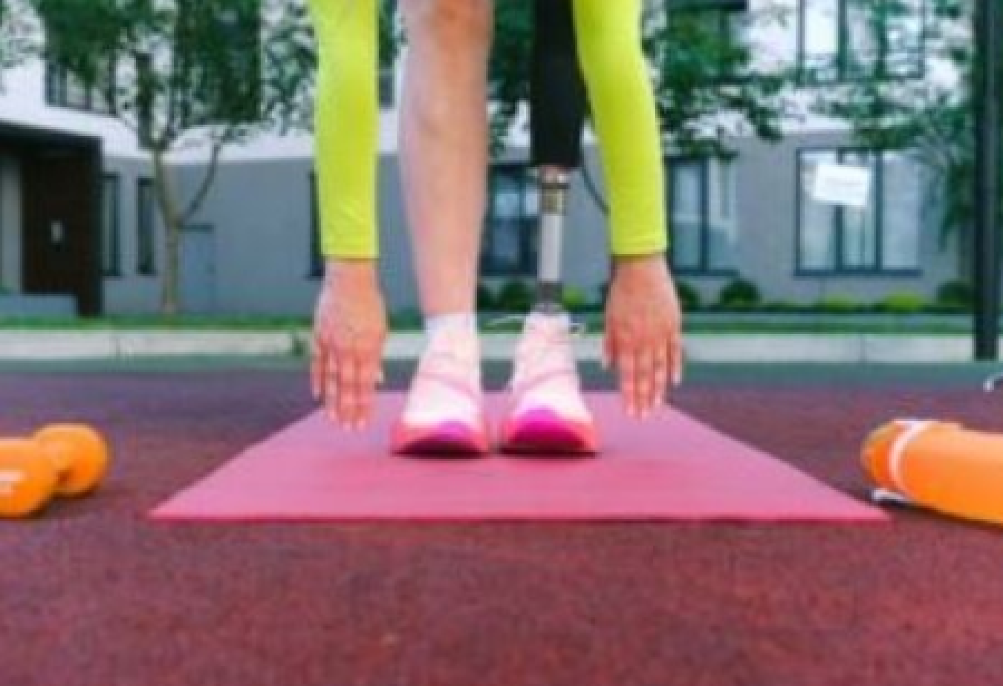 Particolare di una donna con la protesi ad una gamba che fa sport (foto di Anna Shvets su Pexels)