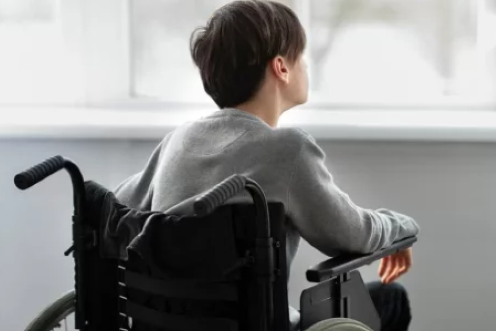 Un ragazzo con la distrofia muscolare di Duchenne, la forma più grave tra le varie distrofie