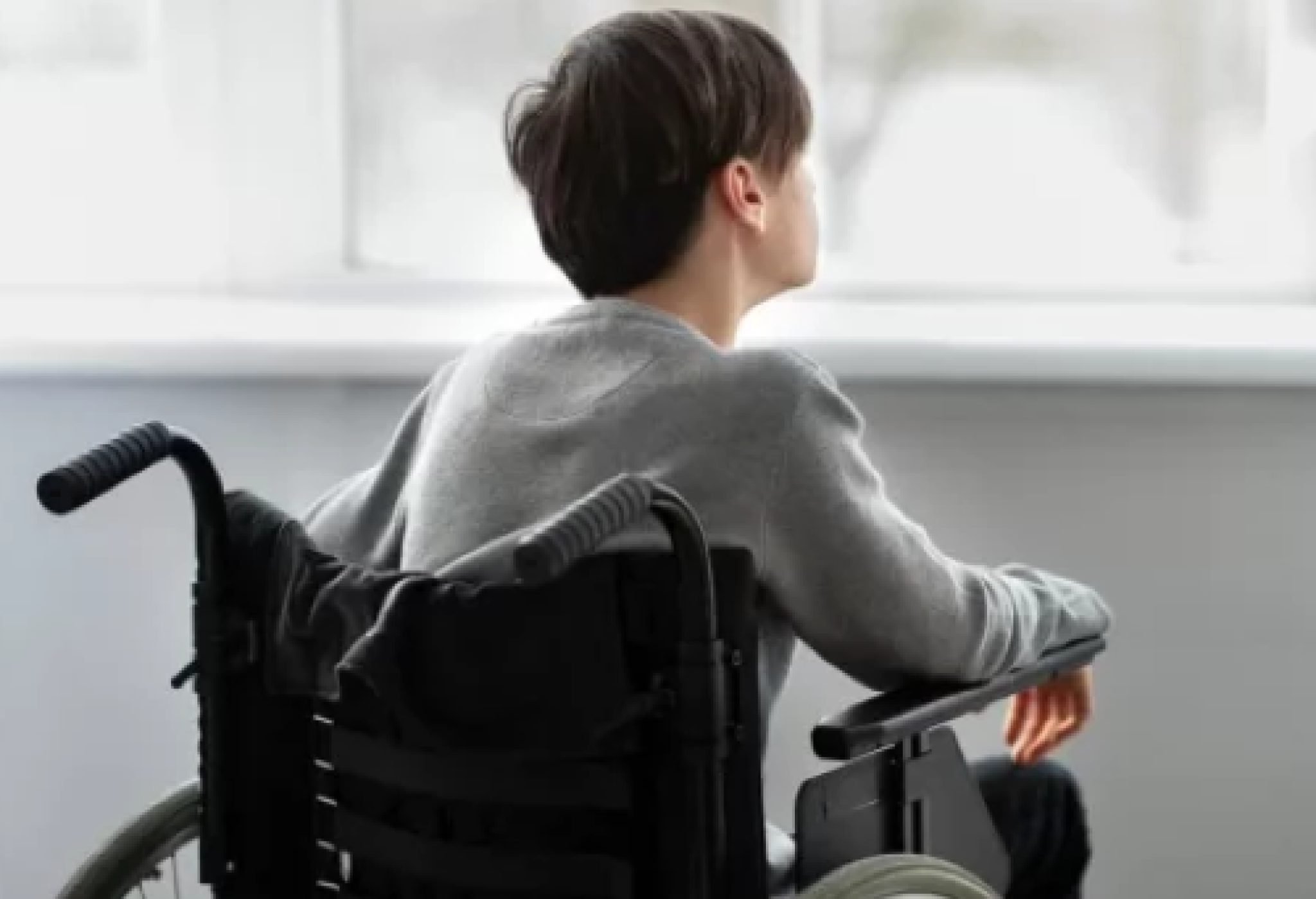Un ragazzo con la distrofia muscolare di Duchenne, la forma più grave tra le varie distrofie