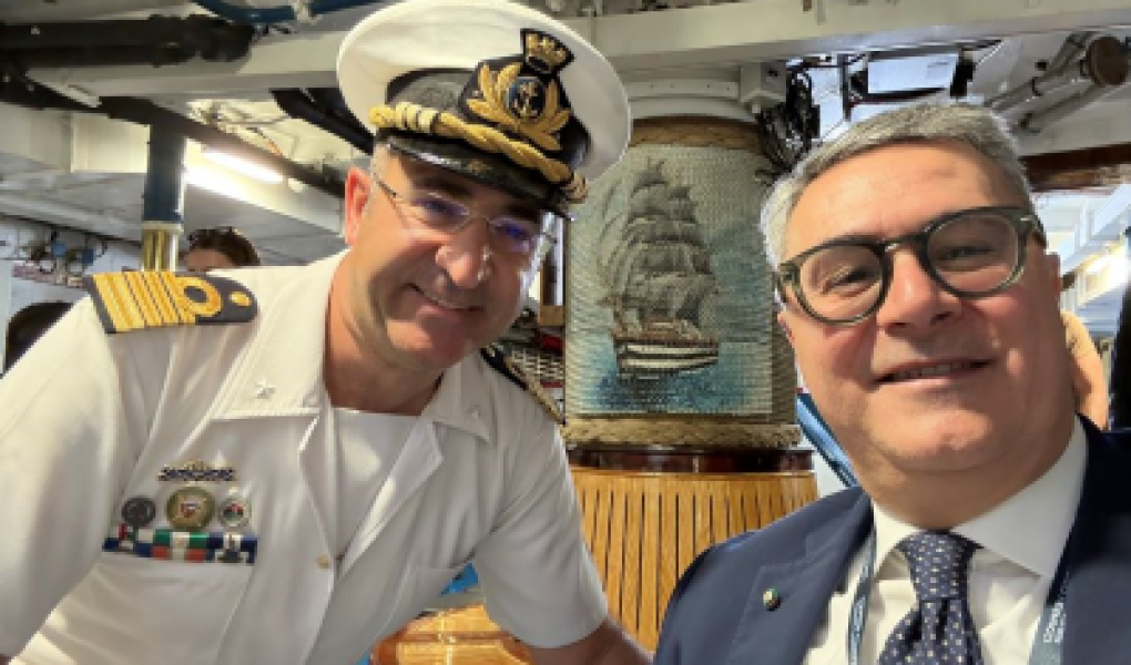 A destra il presidente della FISH Falabella a bordo della Amerigo Vespucci, insieme al comandante della nave Giuseppe Lai