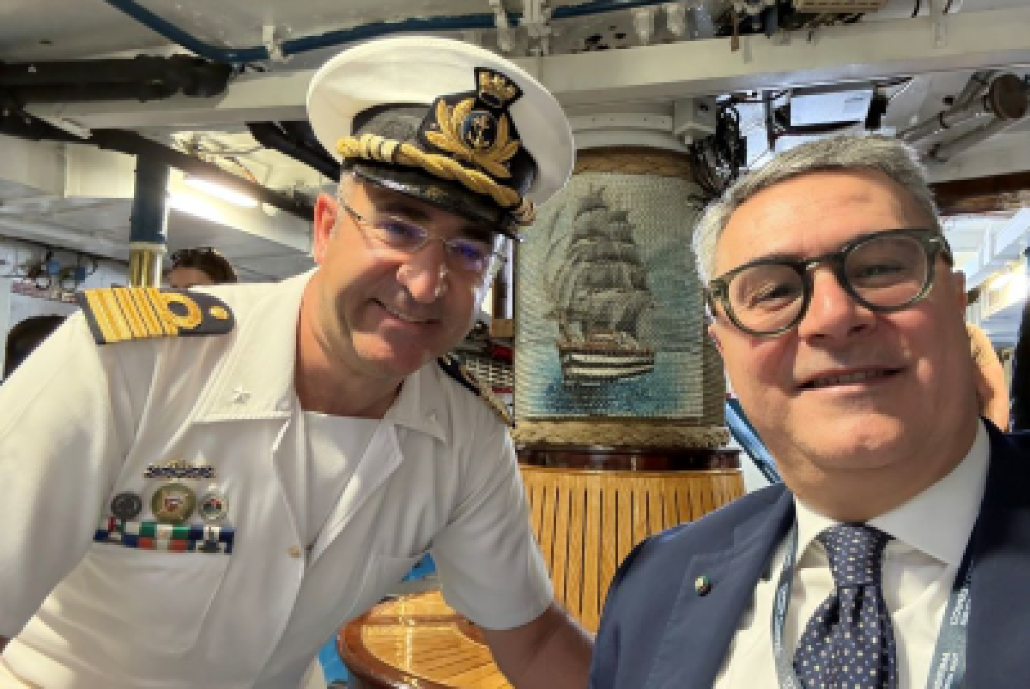 A destra il presidente della FISH Falabella a bordo della Amerigo Vespucci, insieme al comandante della nave Giuseppe Lai