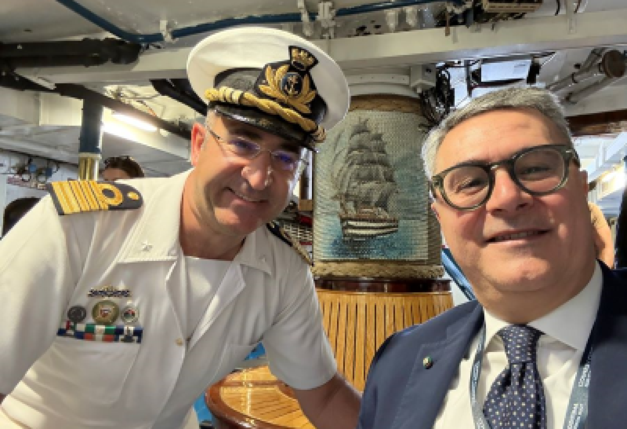 A destra il presidente della FISH Falabella a bordo della Amerigo Vespucci, insieme al comandante della nave Giuseppe Lai