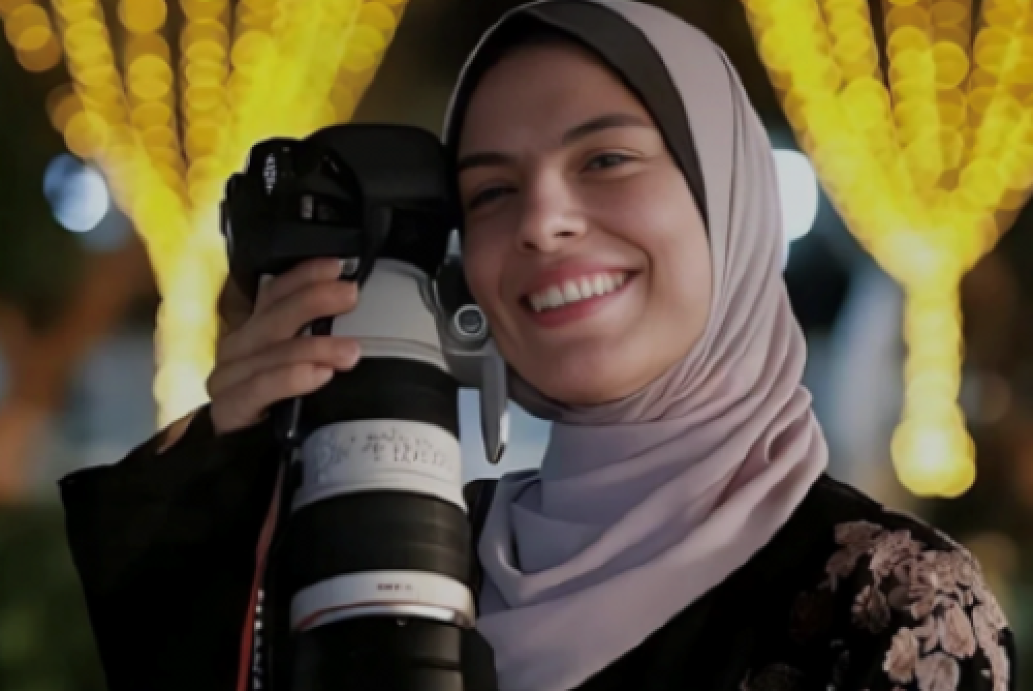 Una bella foto di Fatma Hassouna, la fotoreporter palestinese protagonista del film "Put Your Soul in Your Hand and Walk", uccisa a Gaza nell'aprile di quest'anno, insieme a sei membri della sua famiglia, a causa di un attacco israeliano