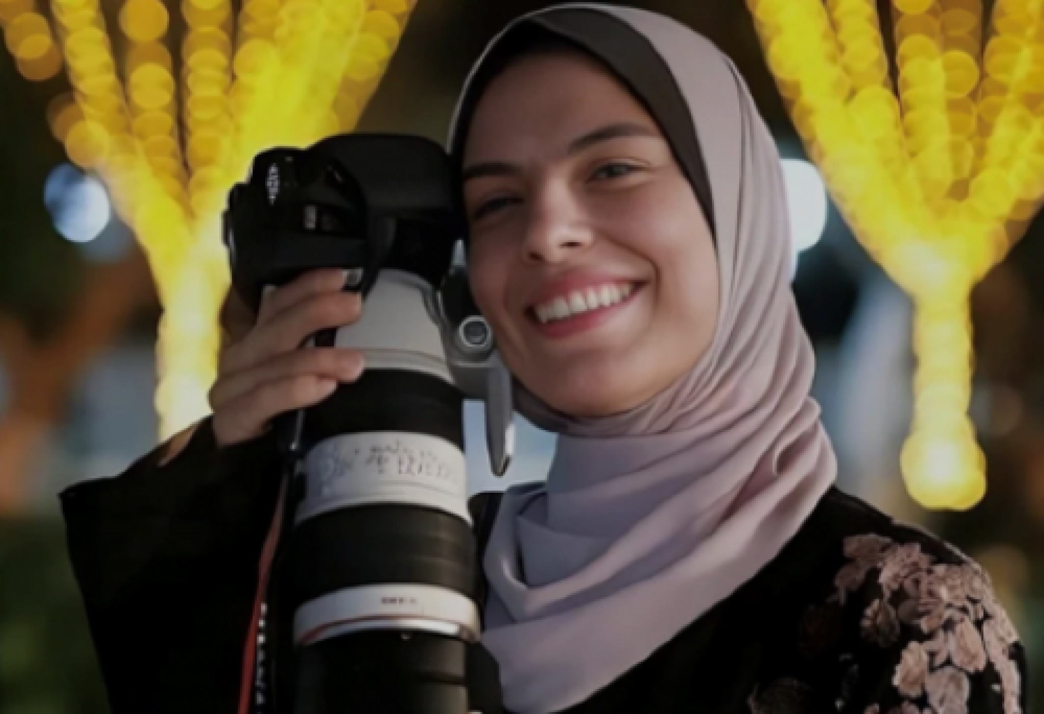 Una bella foto di Fatma Hassouna, la fotoreporter palestinese protagonista del film "Put Your Soul in Your Hand and Walk", uccisa a Gaza nell'aprile di quest'anno, insieme a sei membri della sua famiglia, a causa di un attacco israeliano