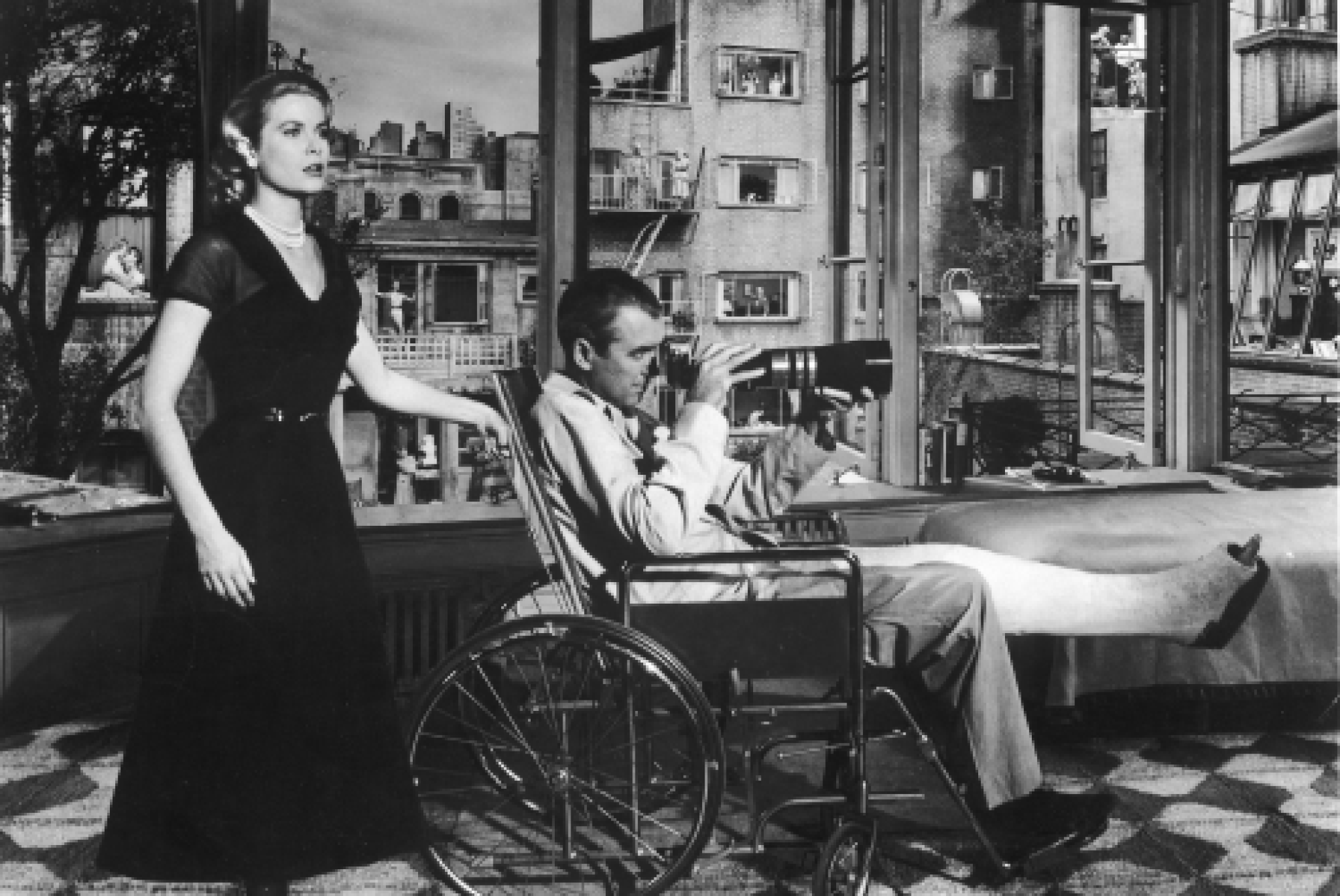 Grace Kelly e Jmes Stewart nel capolavoro di Alfred Hitchcock del 1954 "La finestra sul cortile" (© Paramount Pictures/Getty Images)