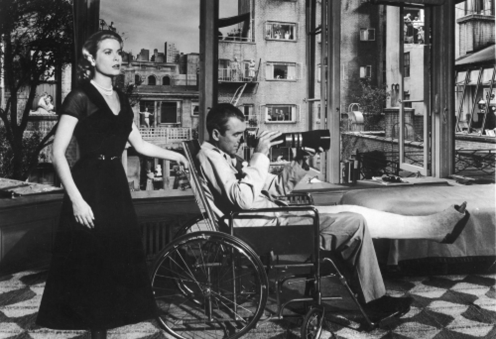 Grace Kelly e Jmes Stewart nel capolavoro di Alfred Hitchcock del 1954 "La finestra sul cortile" (© Paramount Pictures/Getty Images)