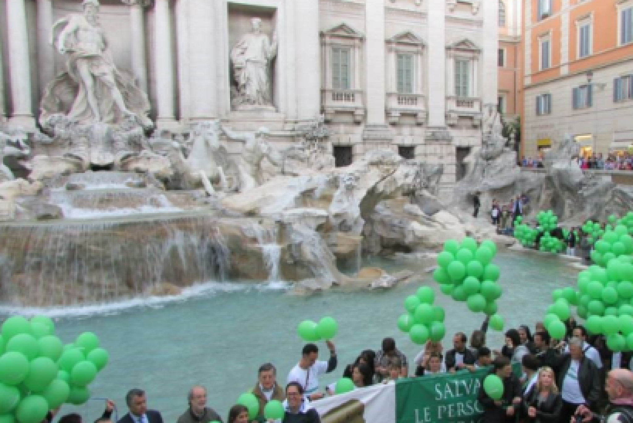 Un'immagine del flash mob promosso da Casa al Plurale nel 2014, alla Fontana di Trevi a Roma, durante il quale i partecipanti lanciarono in acqua le chiavi delle case famiglia al posto delle monetine,un gesto potente per chiedere più fondi per le stesse case famiglia a rischio di chiusura