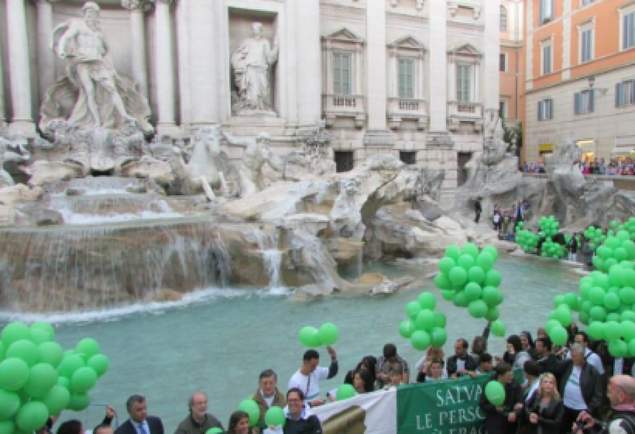Un'immagine del flash mob promosso da Casa al Plurale nel 2014, alla Fontana di Trevi a Roma, durante il quale i partecipanti lanciarono in acqua le chiavi delle case famiglia al posto delle monetine,un gesto potente per chiedere più fondi per le stesse case famiglia a rischio di chiusura