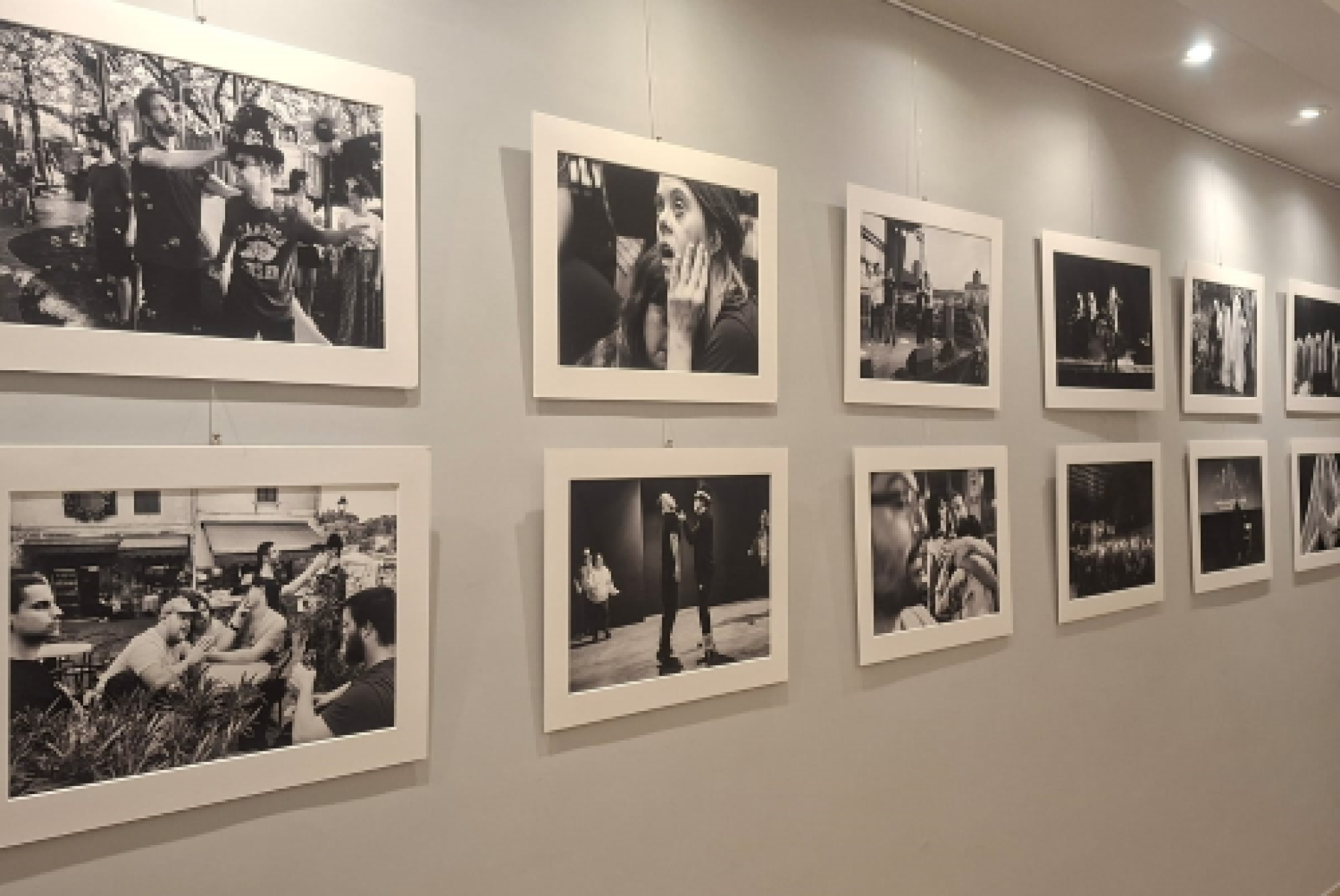 Una serie di foto della mostra dedicata ad "Abracadown"