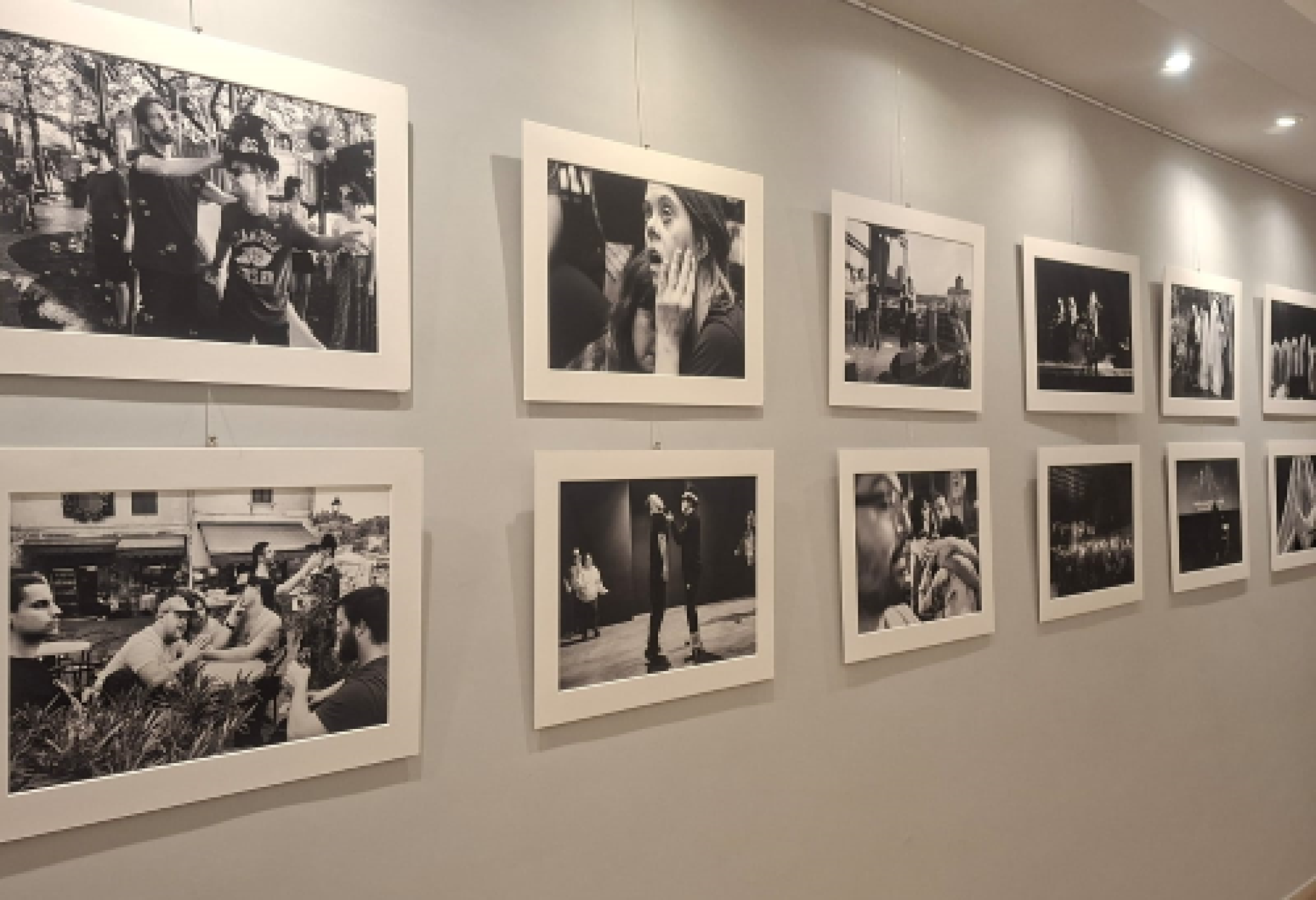 Una serie di foto della mostra dedicata ad "Abracadown"
