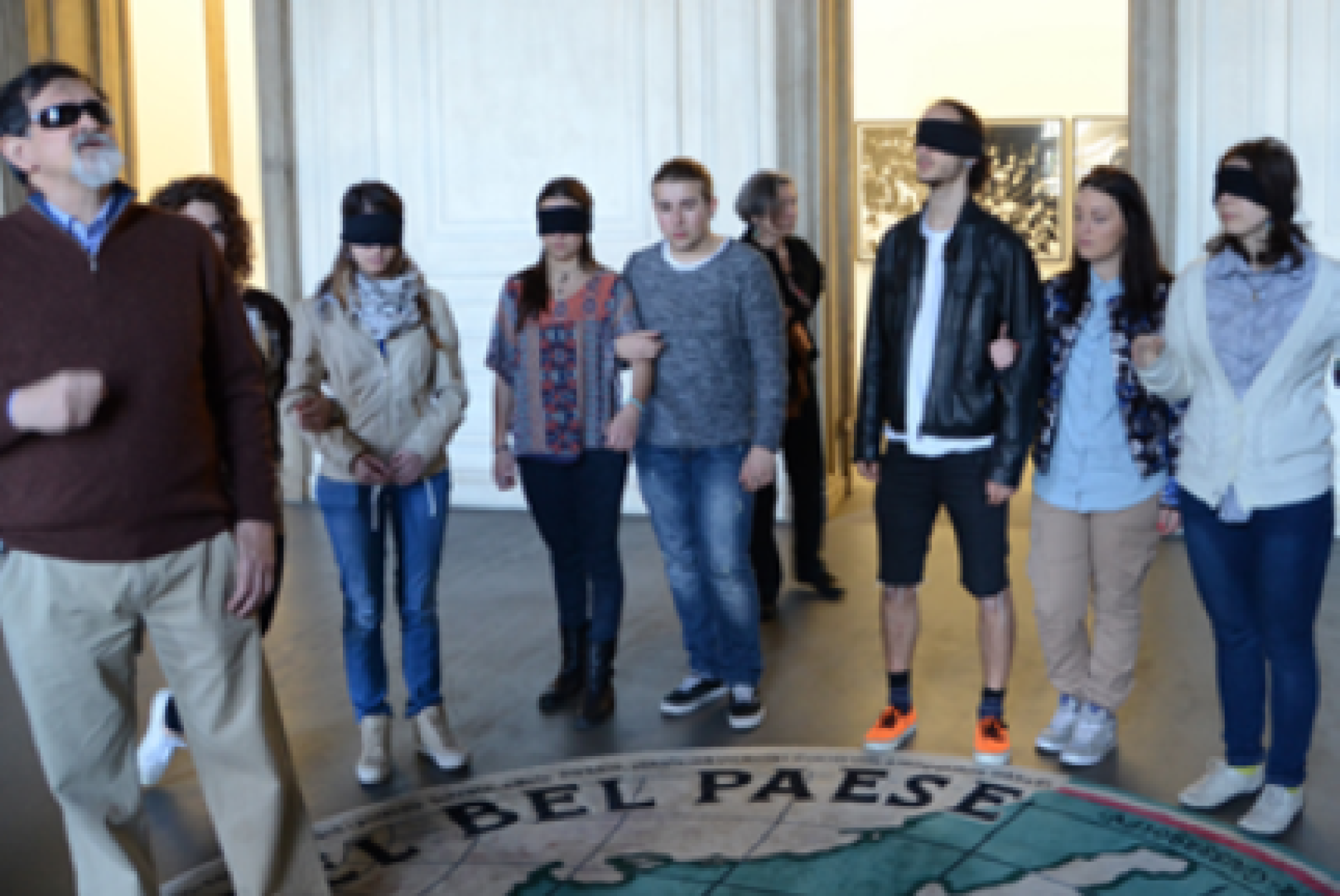 In un'immagine di repertorio, una visita sensoriale al Castello di Rivoli condotta insieme al compianto Francesco Fratta, scomparso nel 2018