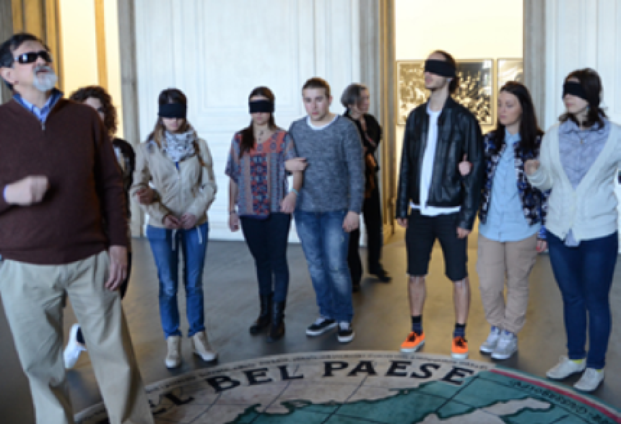 In un'immagine di repertorio, una visita sensoriale al Castello di Rivoli condotta insieme al compianto Francesco Fratta, scomparso nel 2018