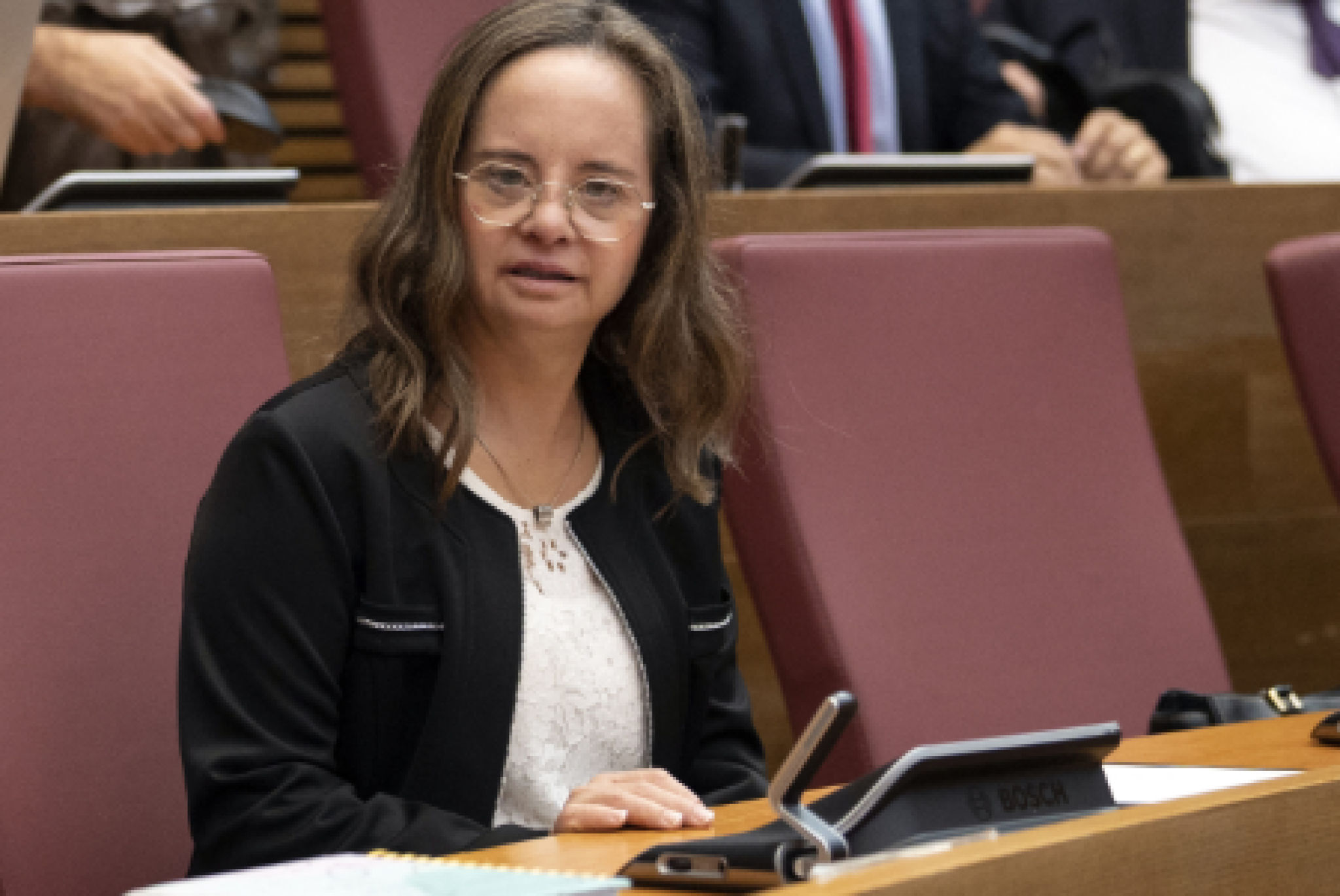 Riteniamo che la risposta migliore alle parole di chi, come il Presidente degli Stati Uniti, accosta la condizione di disabilità all’incompetenza, sia pubblicare questa immagine di Mar Galcerán, donna con disabilità e deputata del Parlamento spagnolo, qui fotografata tra i banchi del Parlamento stesso